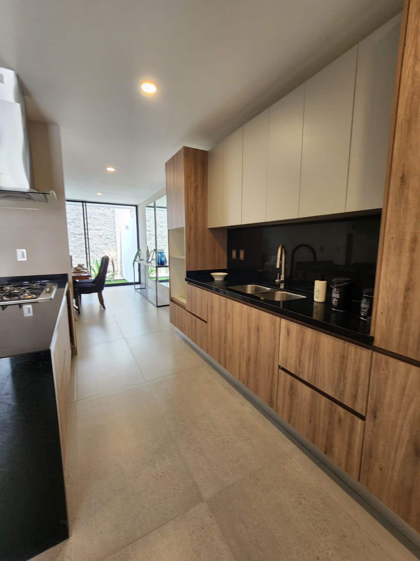 Cocina con alacena y salida al patio