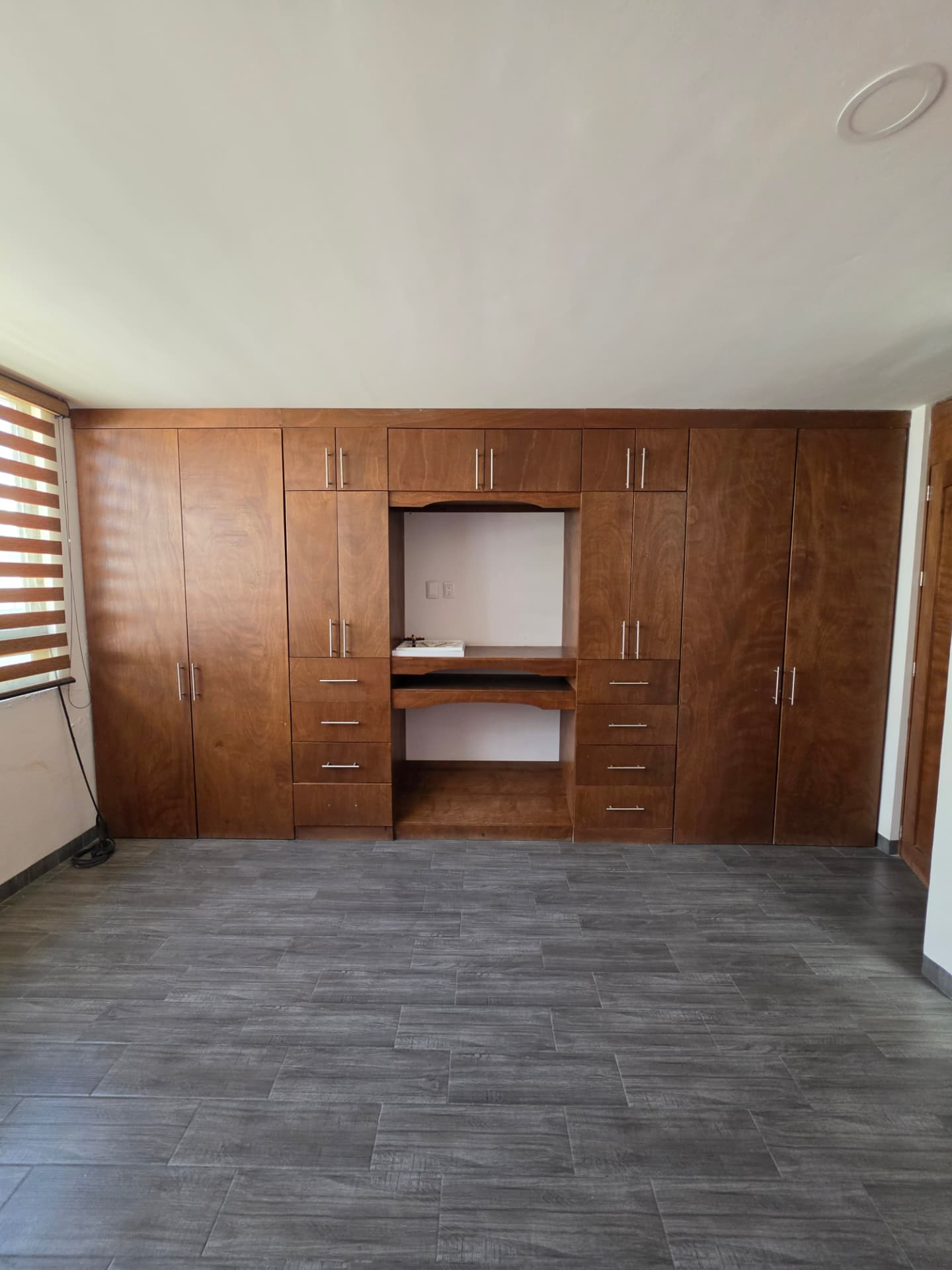 Habitación con clóset y escritorio integrado