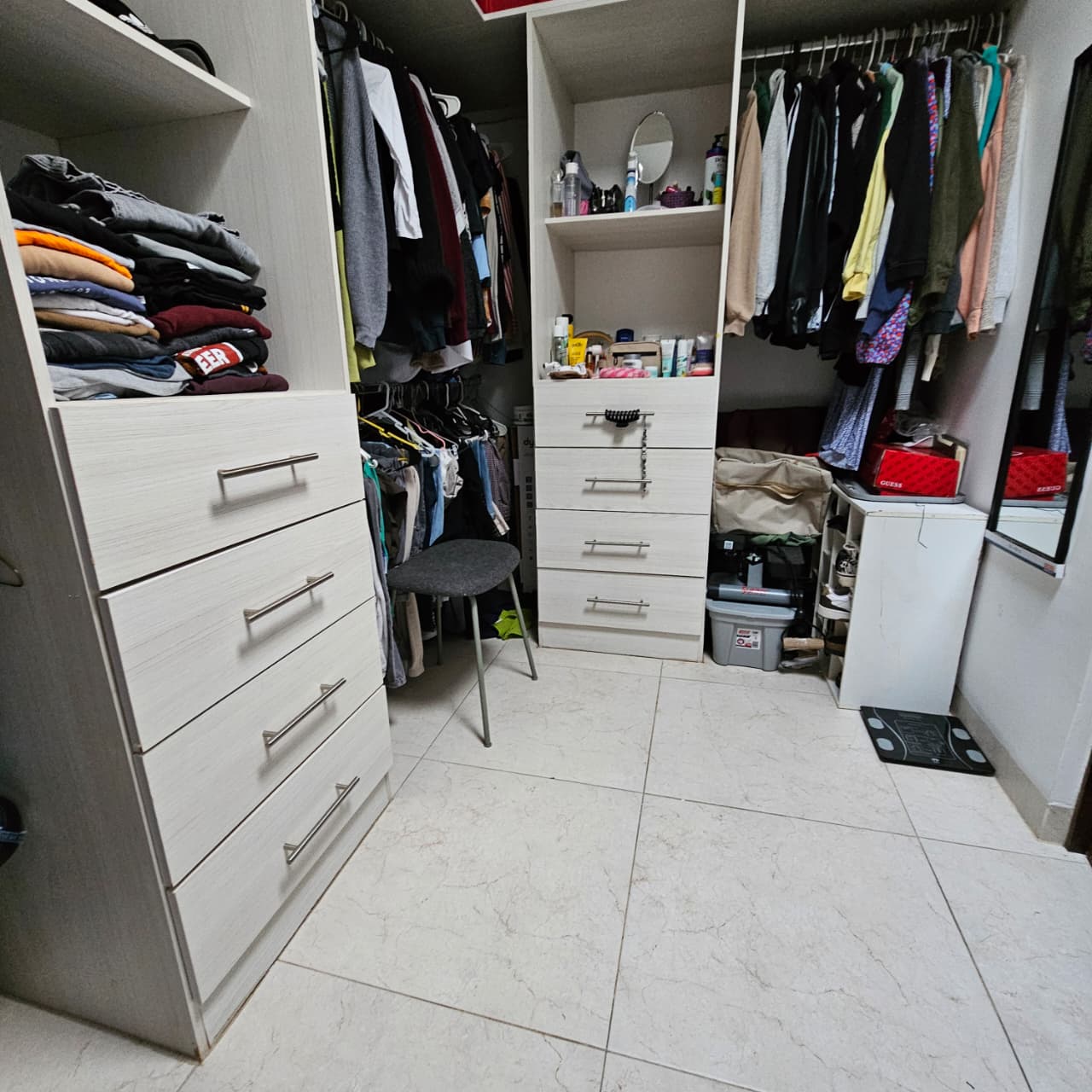 Vestidor de la recámara principal con muebles a la medida