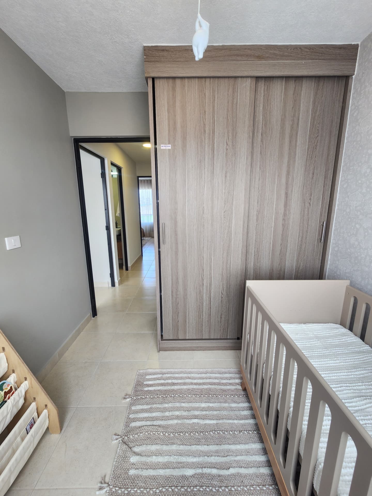 Recámara secundaria con closet de piso a techo