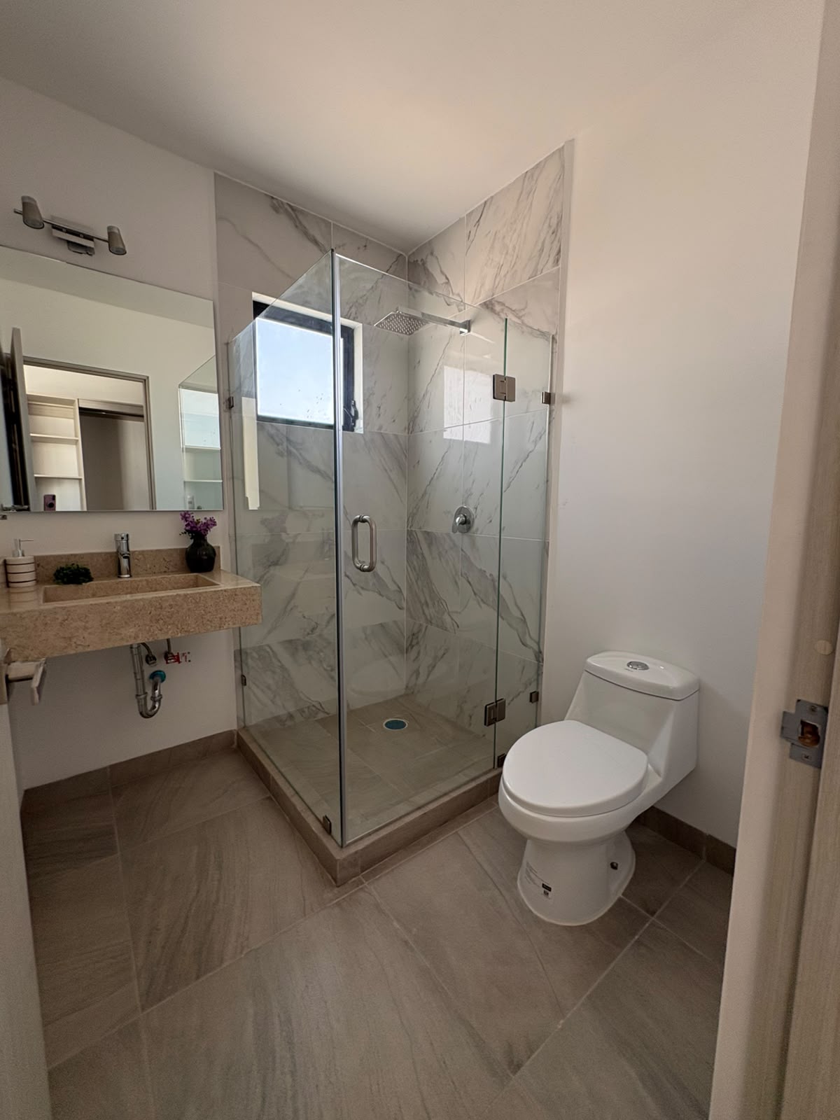 Baño completo con cancel de cristal templado