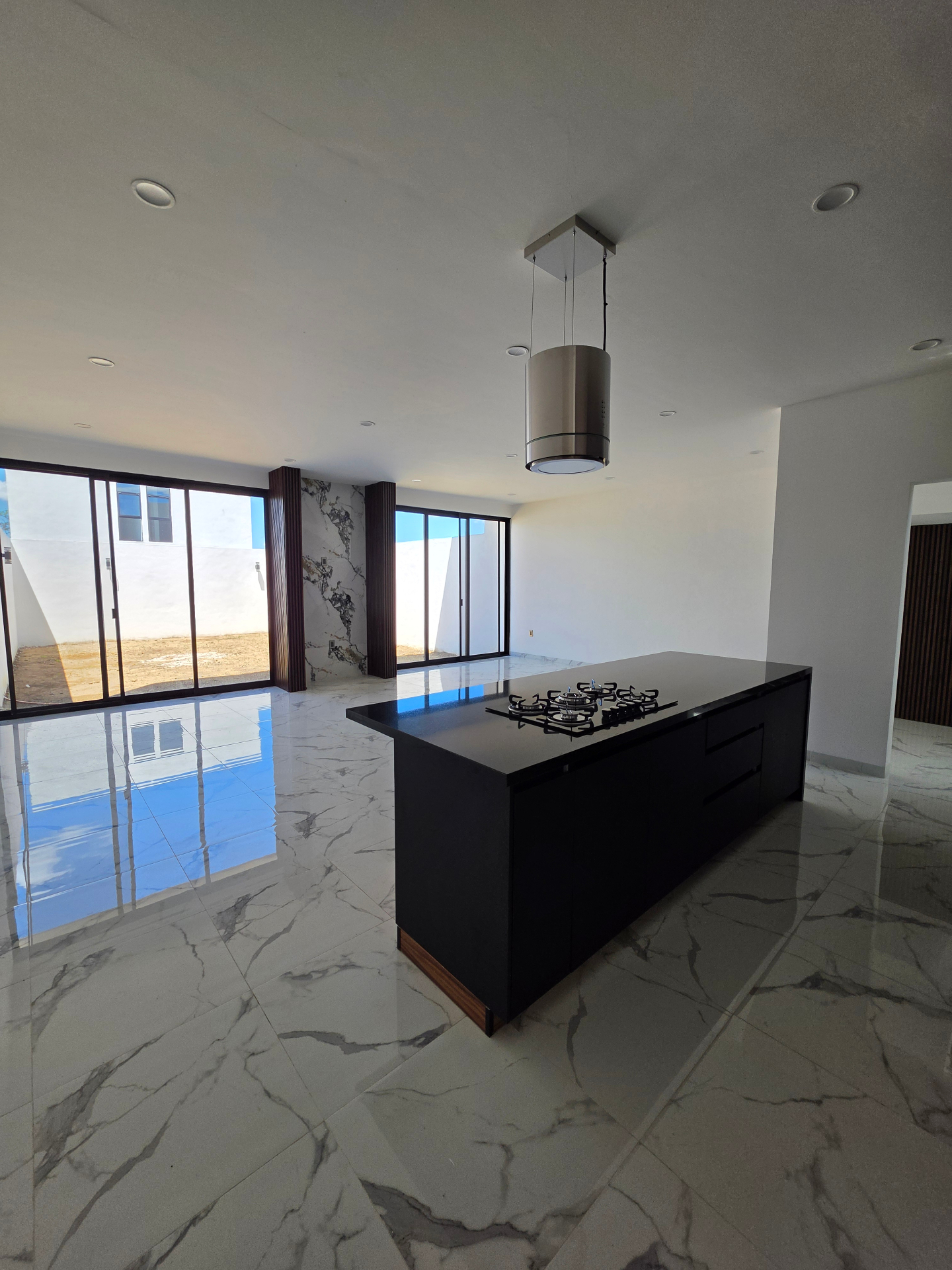 Cocina abierta con isla central y vista al jardín