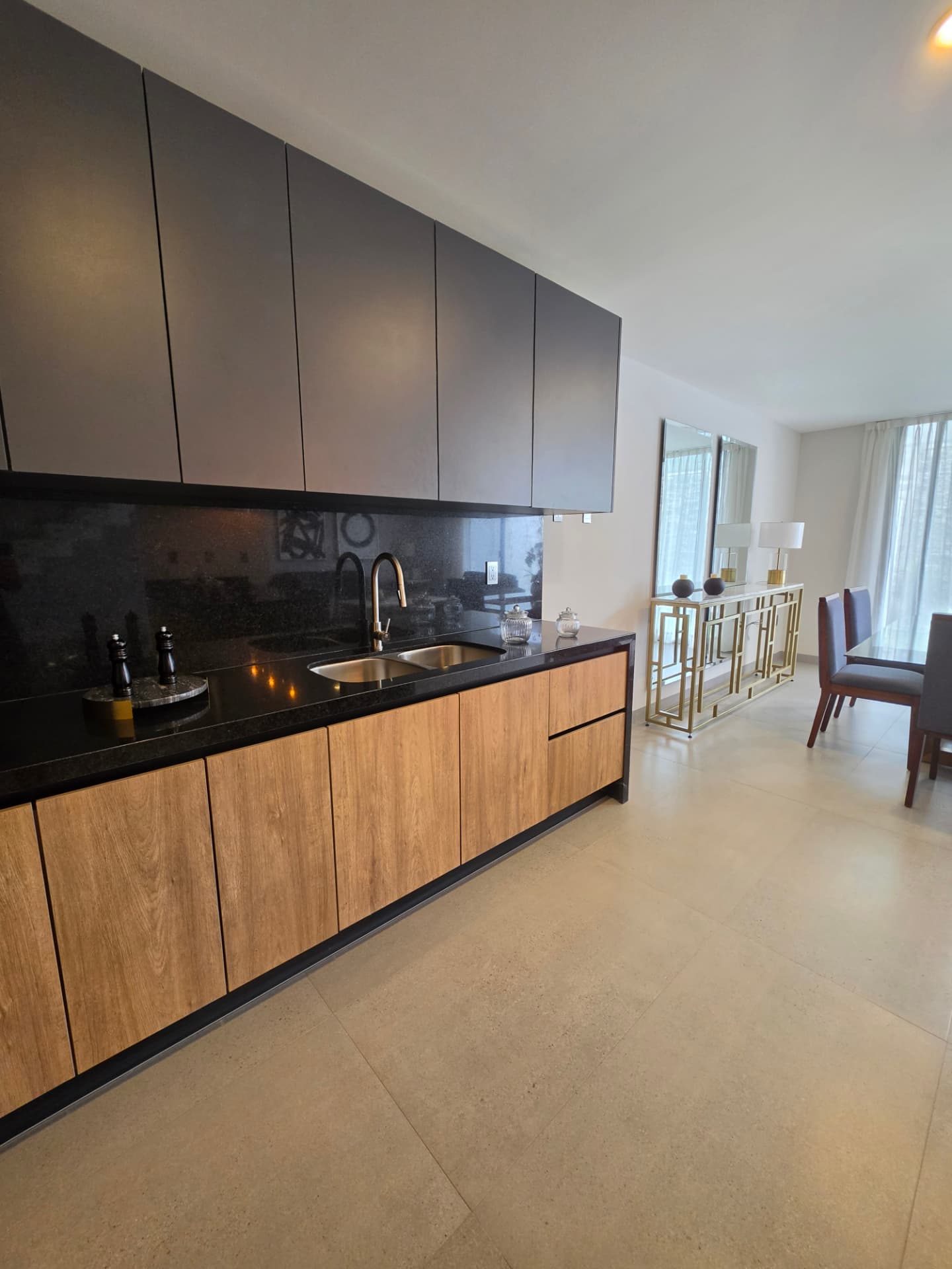 Cocina equipada con barra de granito y alacenas de piso a techo