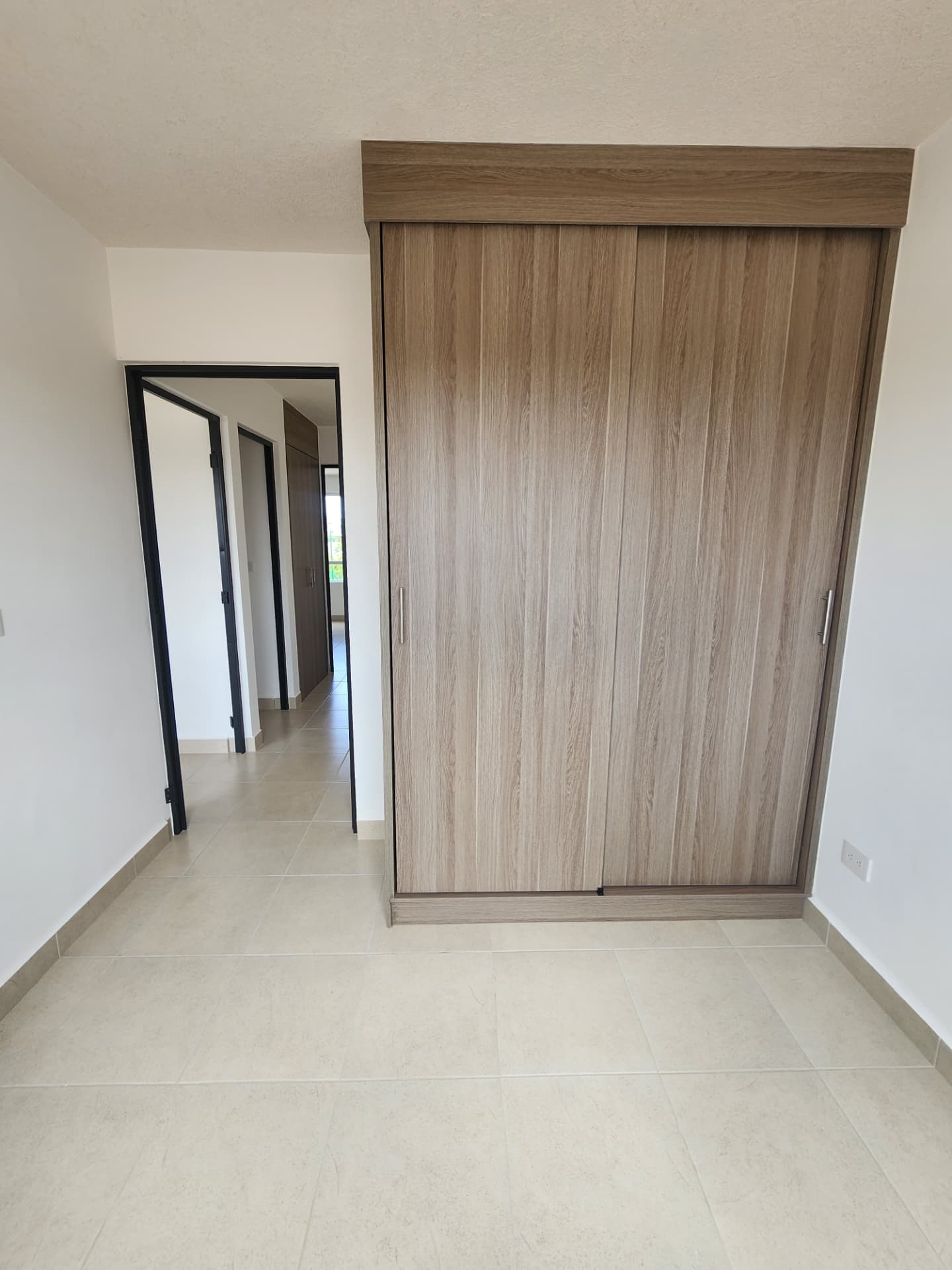 Recámara con closet de piso a techo