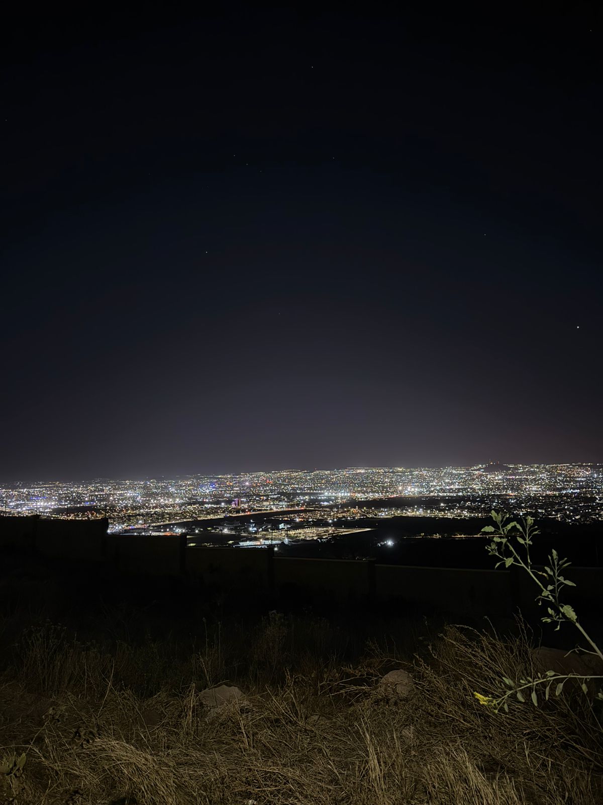 Vista nocturna hacia la ciudad