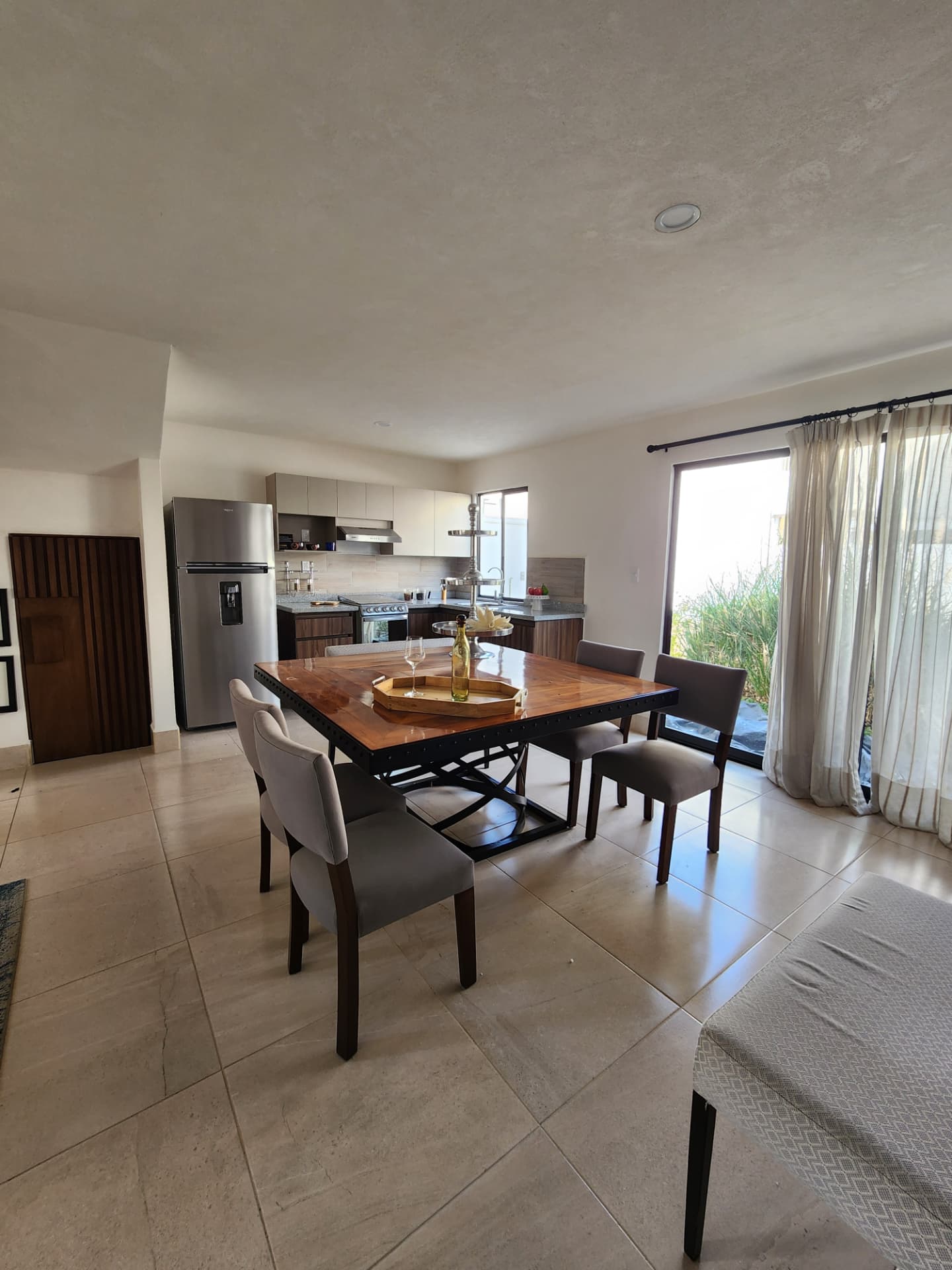 Comedor con salida al jardín y cocina integrada