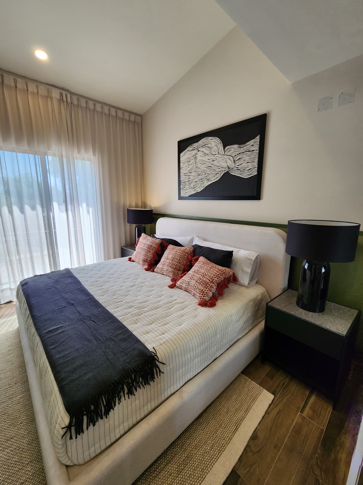 Recámara principal con ventanal y baño completo