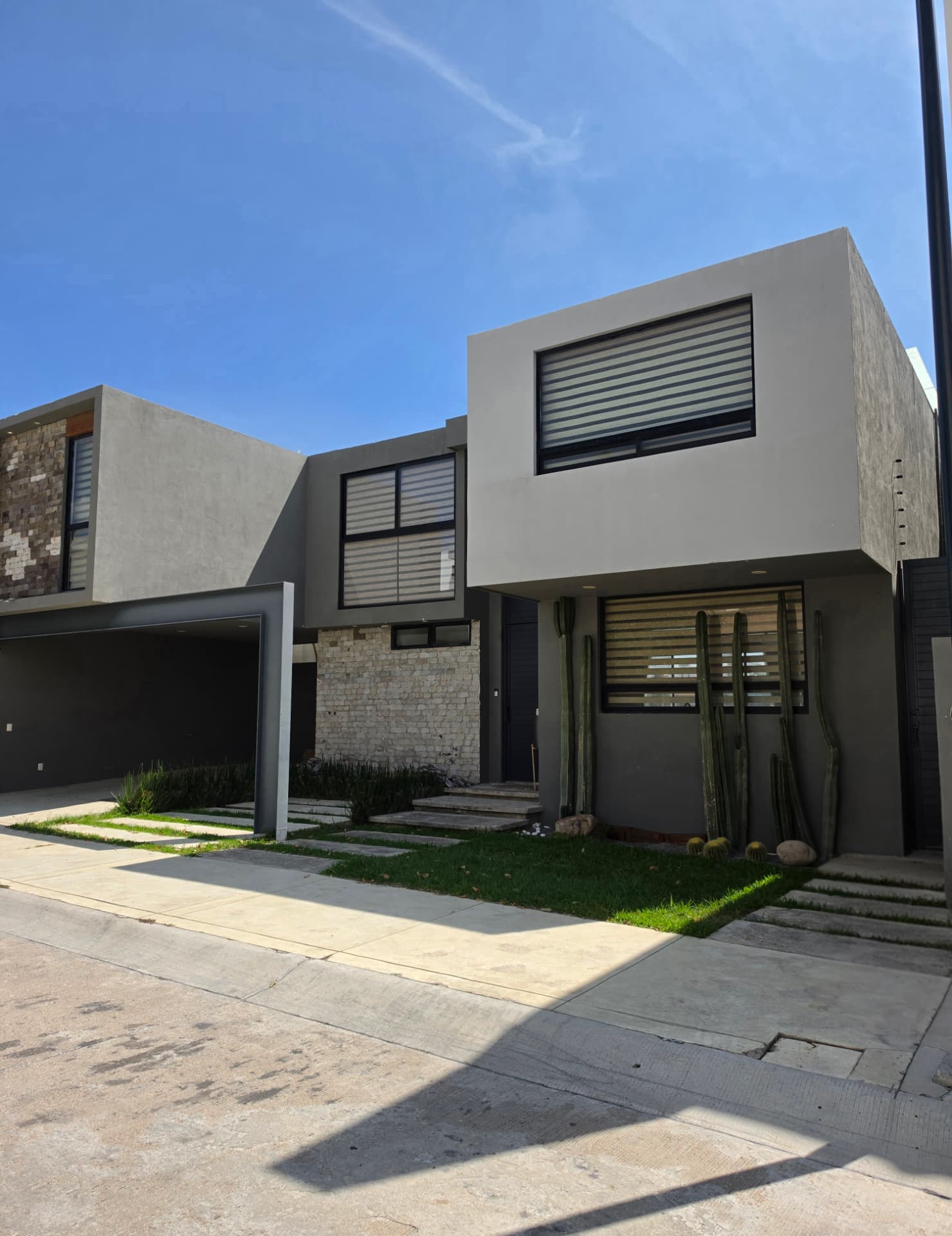 Fachada lateral y acceso
