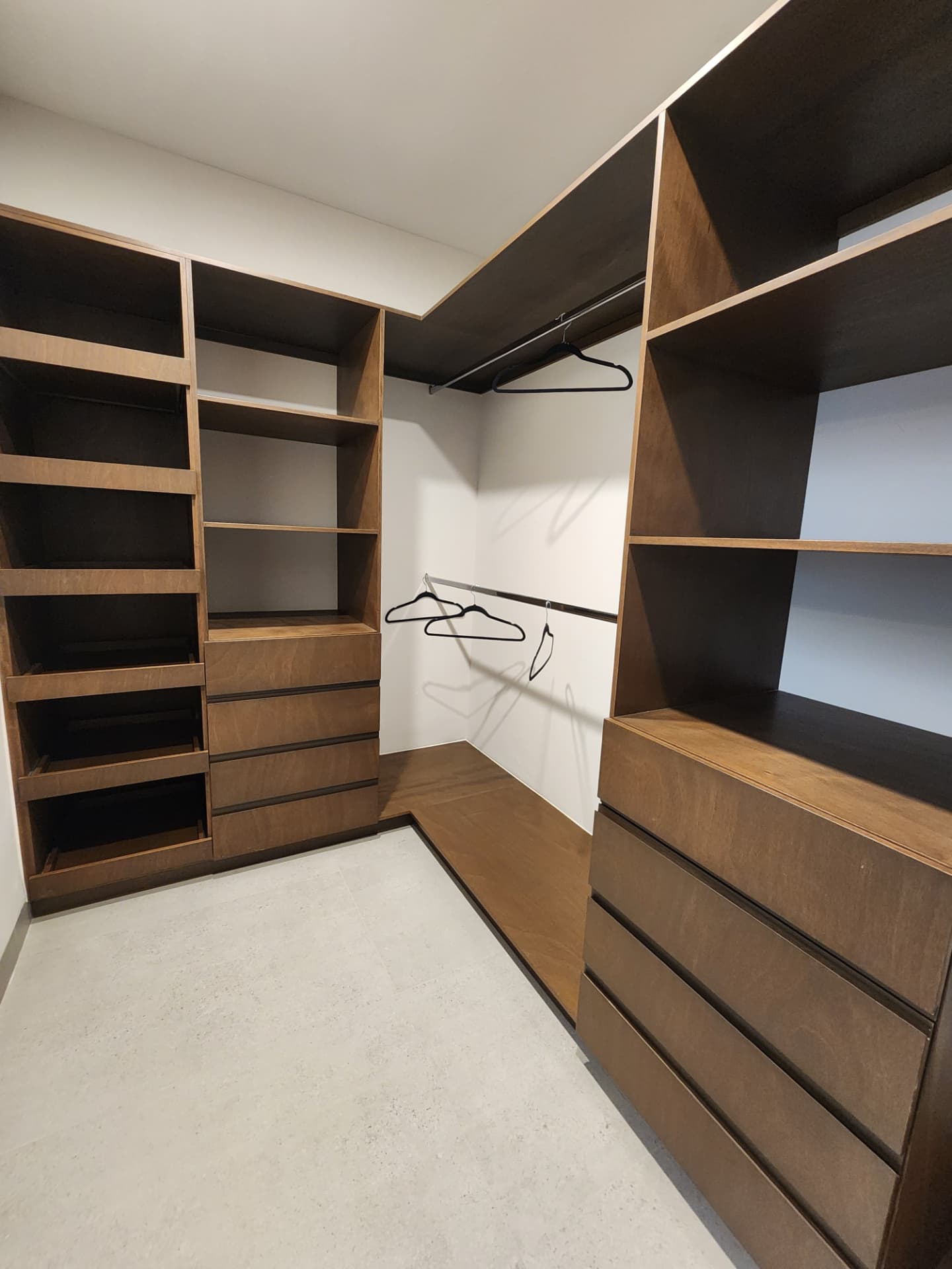 Vestidor de la recámara principal con cajoneras