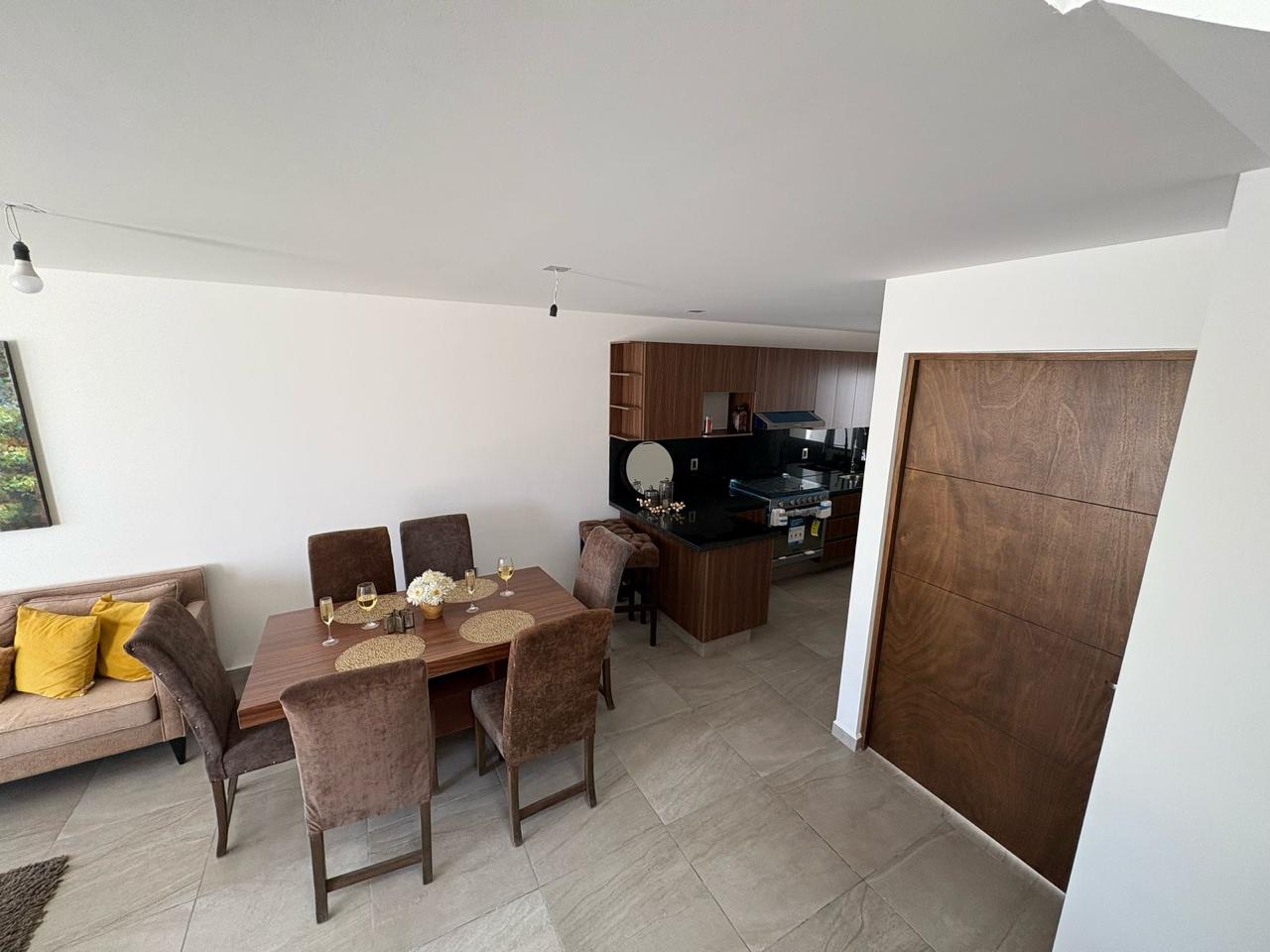 Comedor con vista a la cocina integral