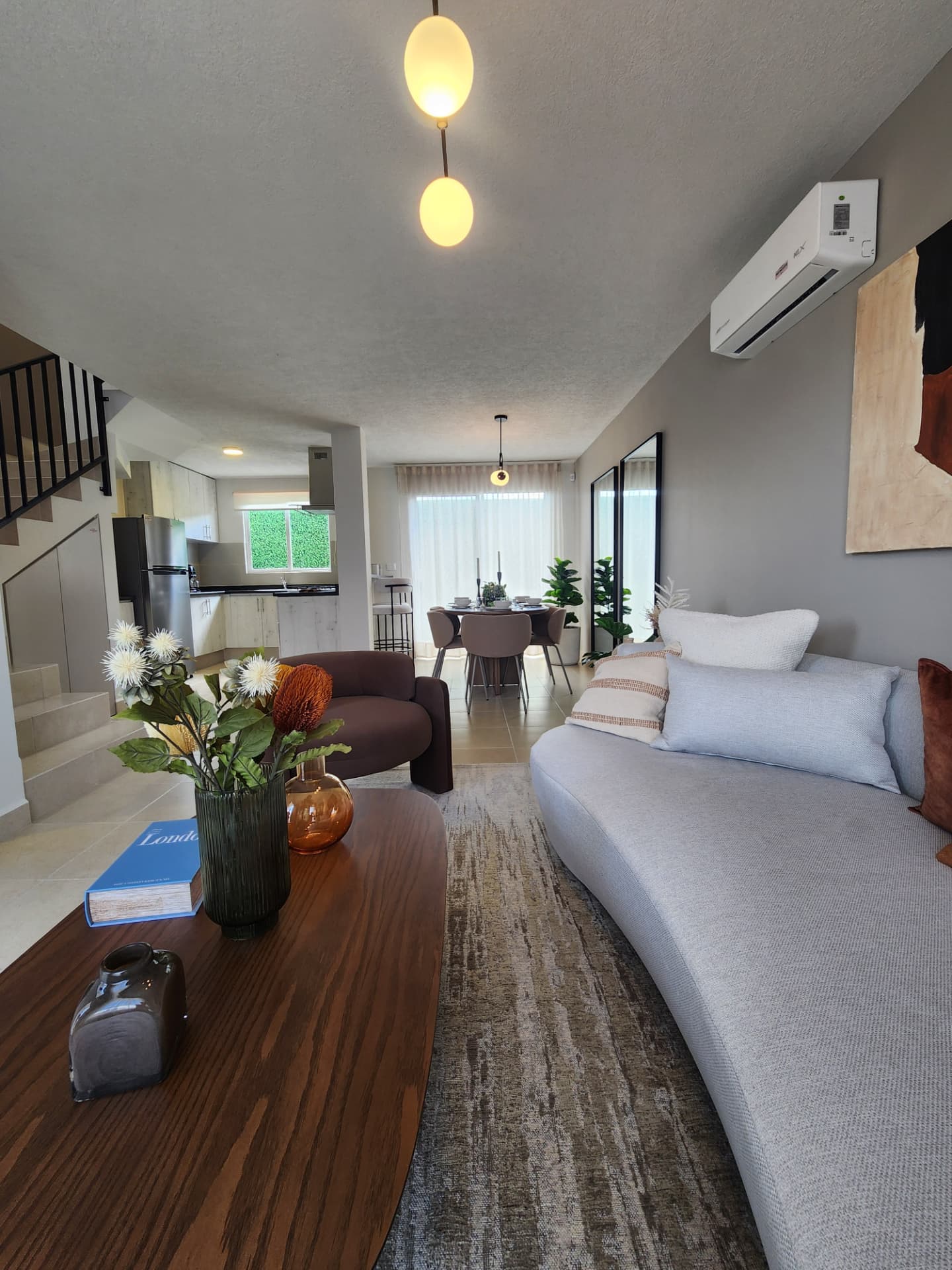 Sala amueblada con minisplit, integrada a comedor y cocina