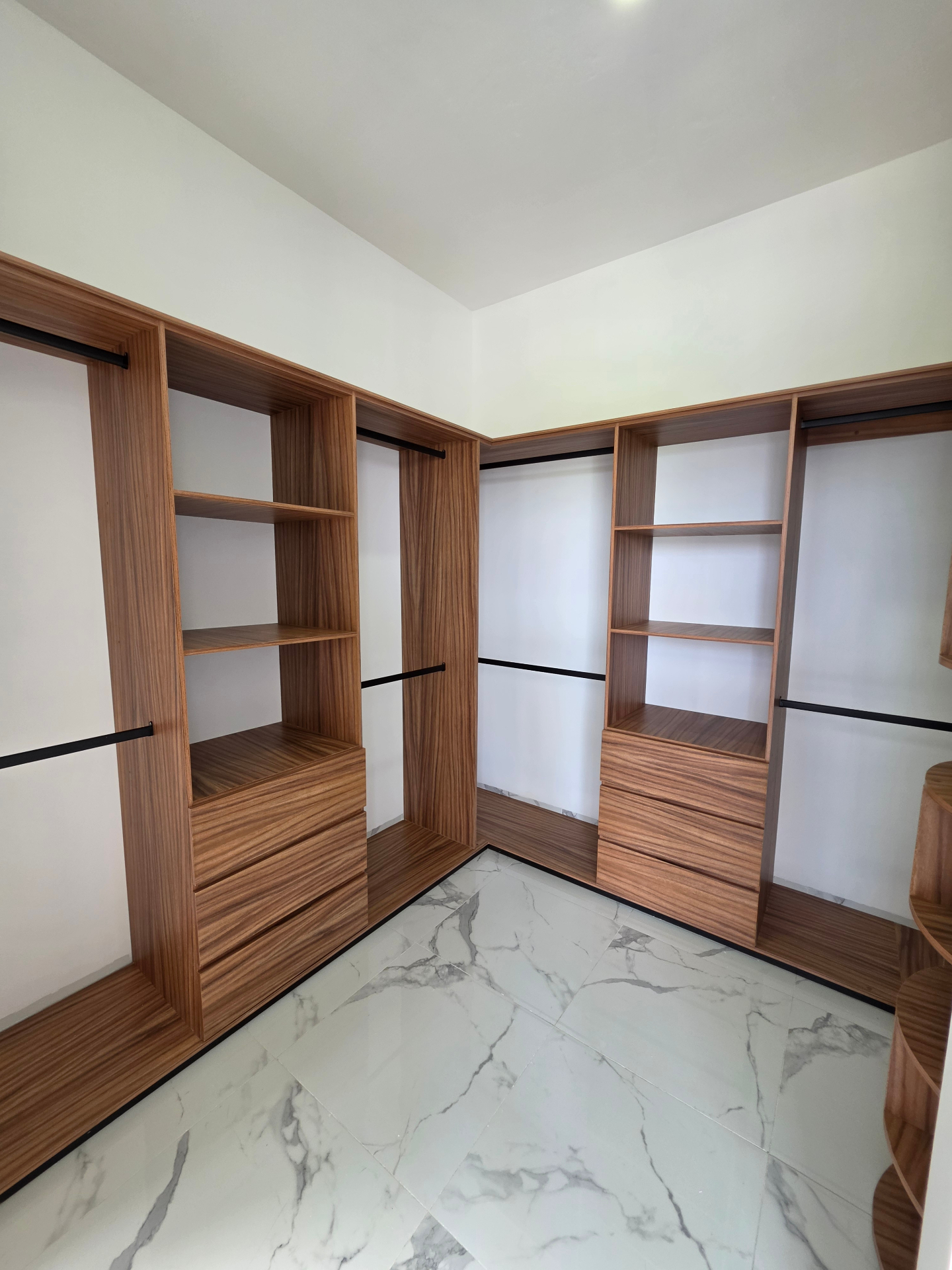 Walk-in closet en madera con amplios cajones y entrepaños