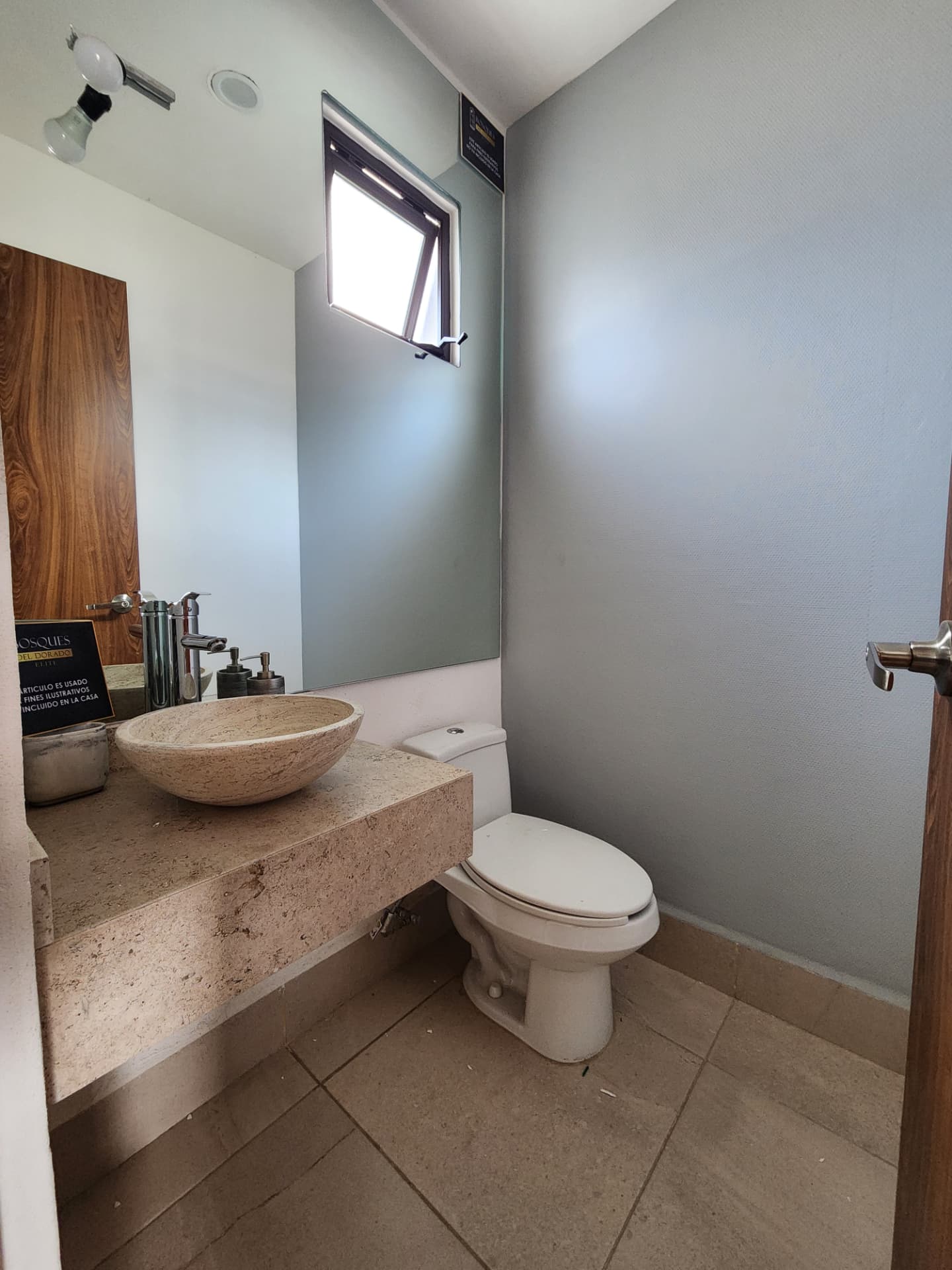 Medio baño en planta baja con ovalín de cantera