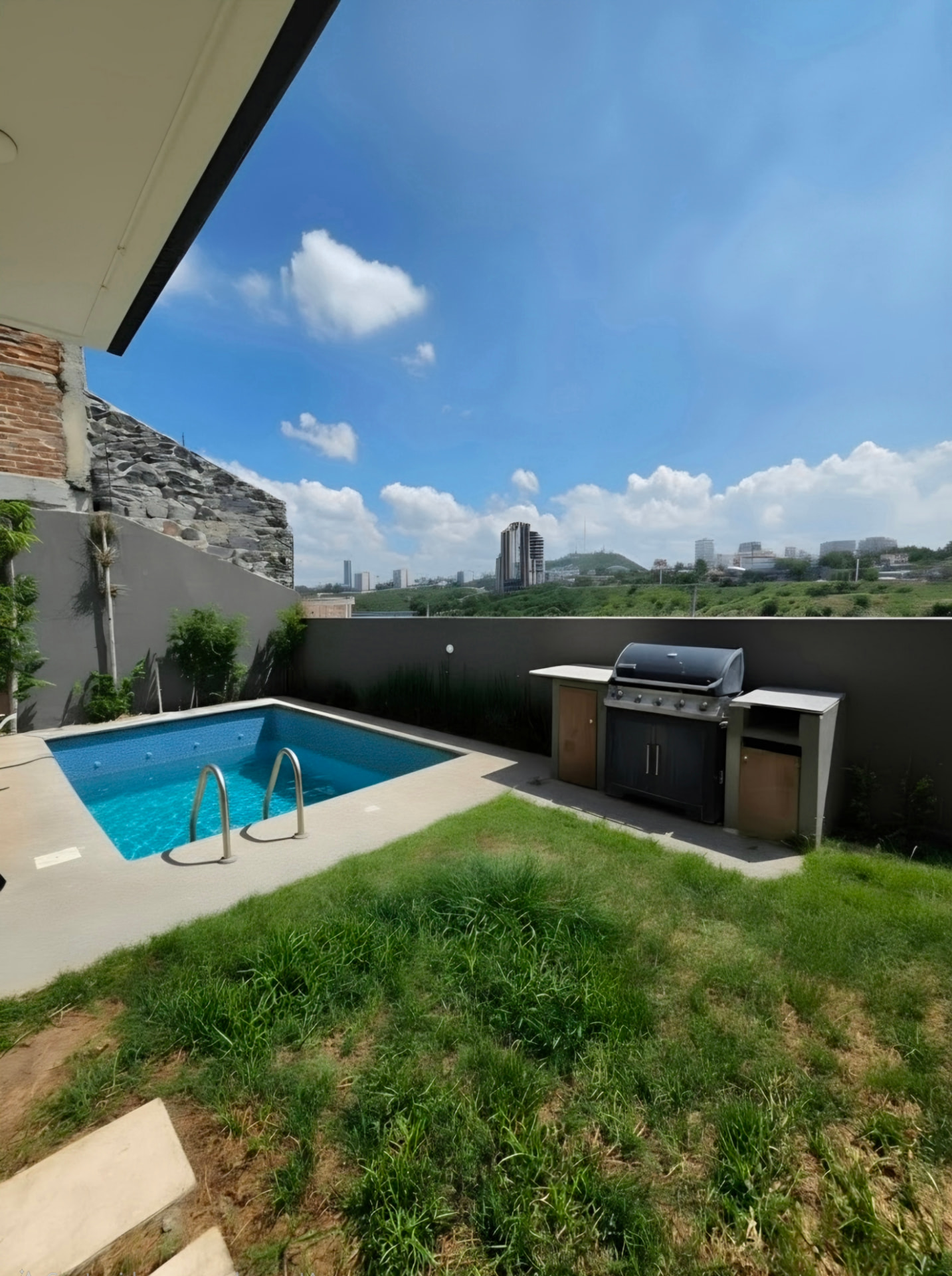 Alberca y asador con vista a la ciudad