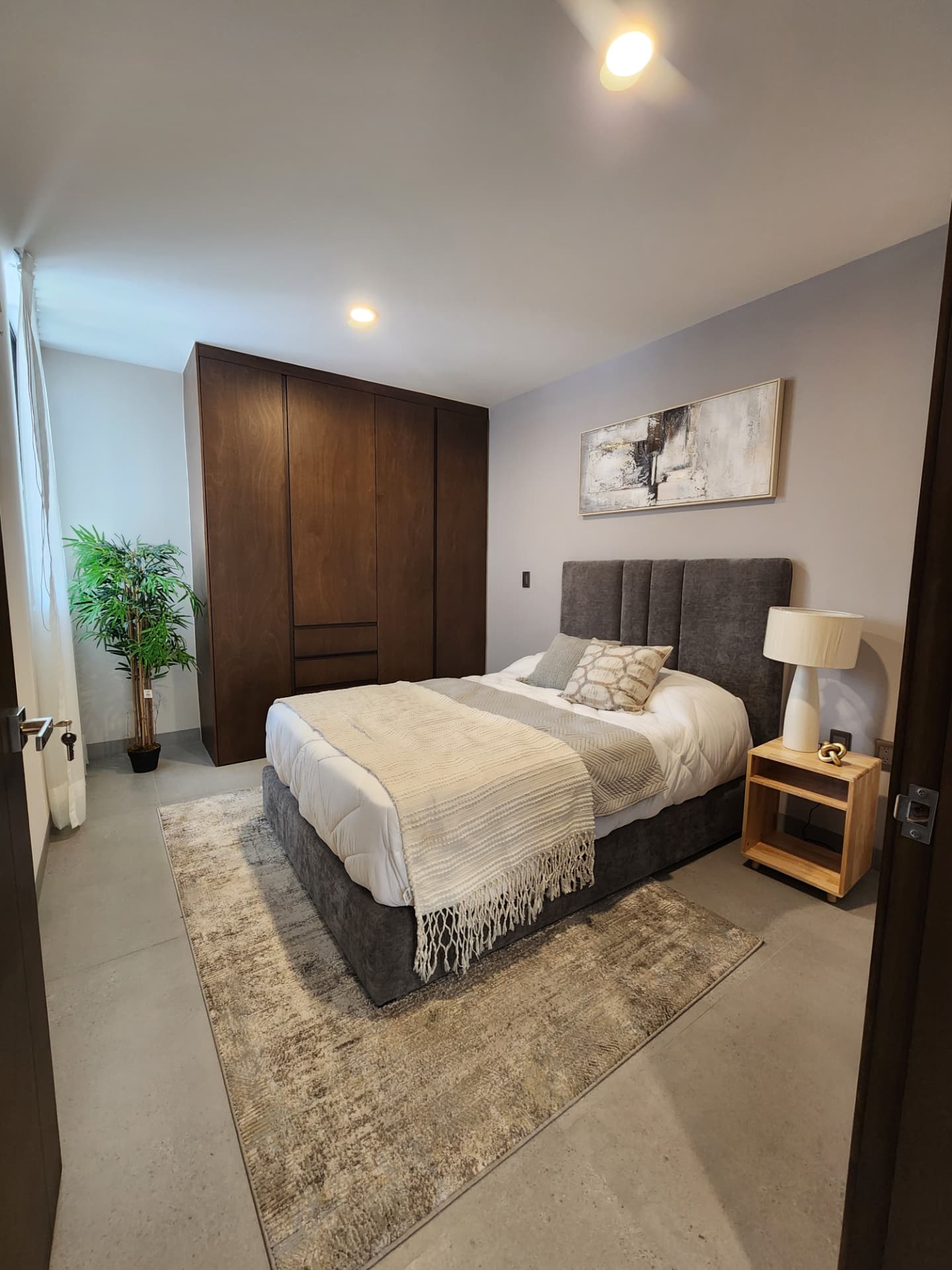 Recámara con closet de madera y luz natural