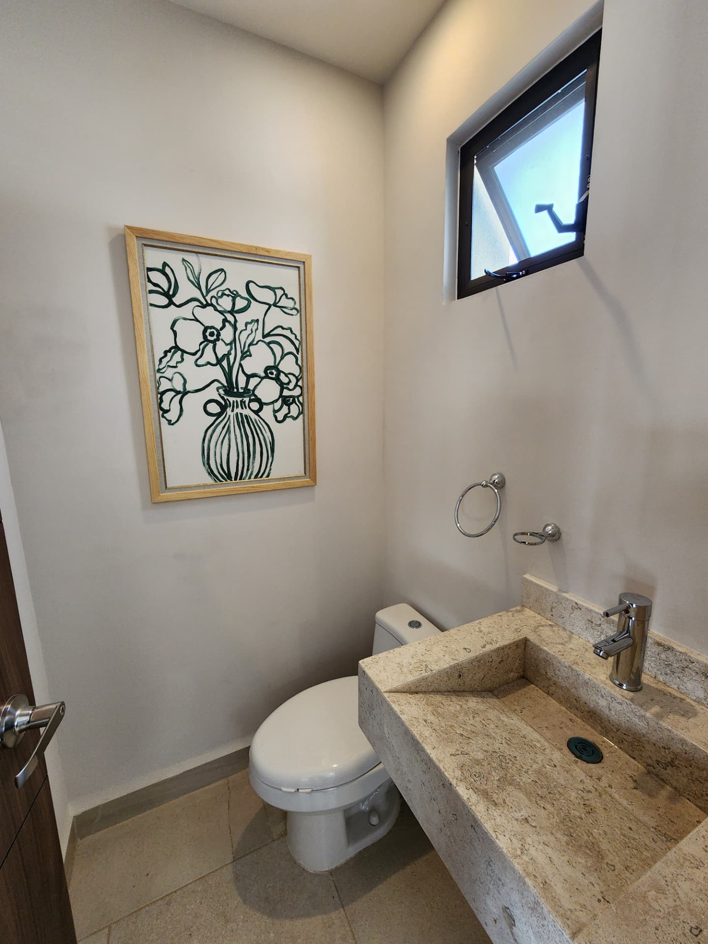 Medio baño con lavabo de mármol