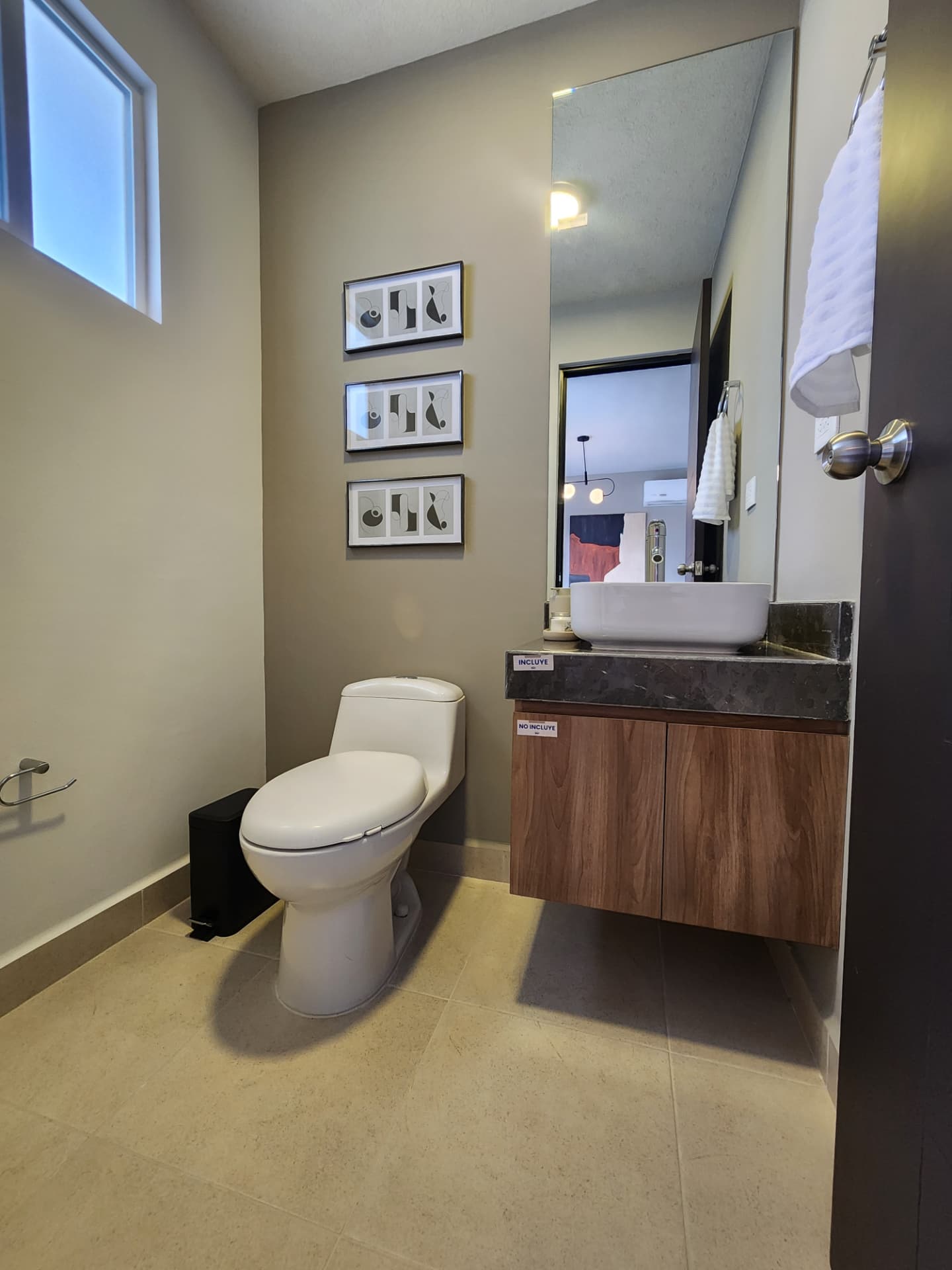 Medio baño con lavabo de sobreponer y cubierta de mármol