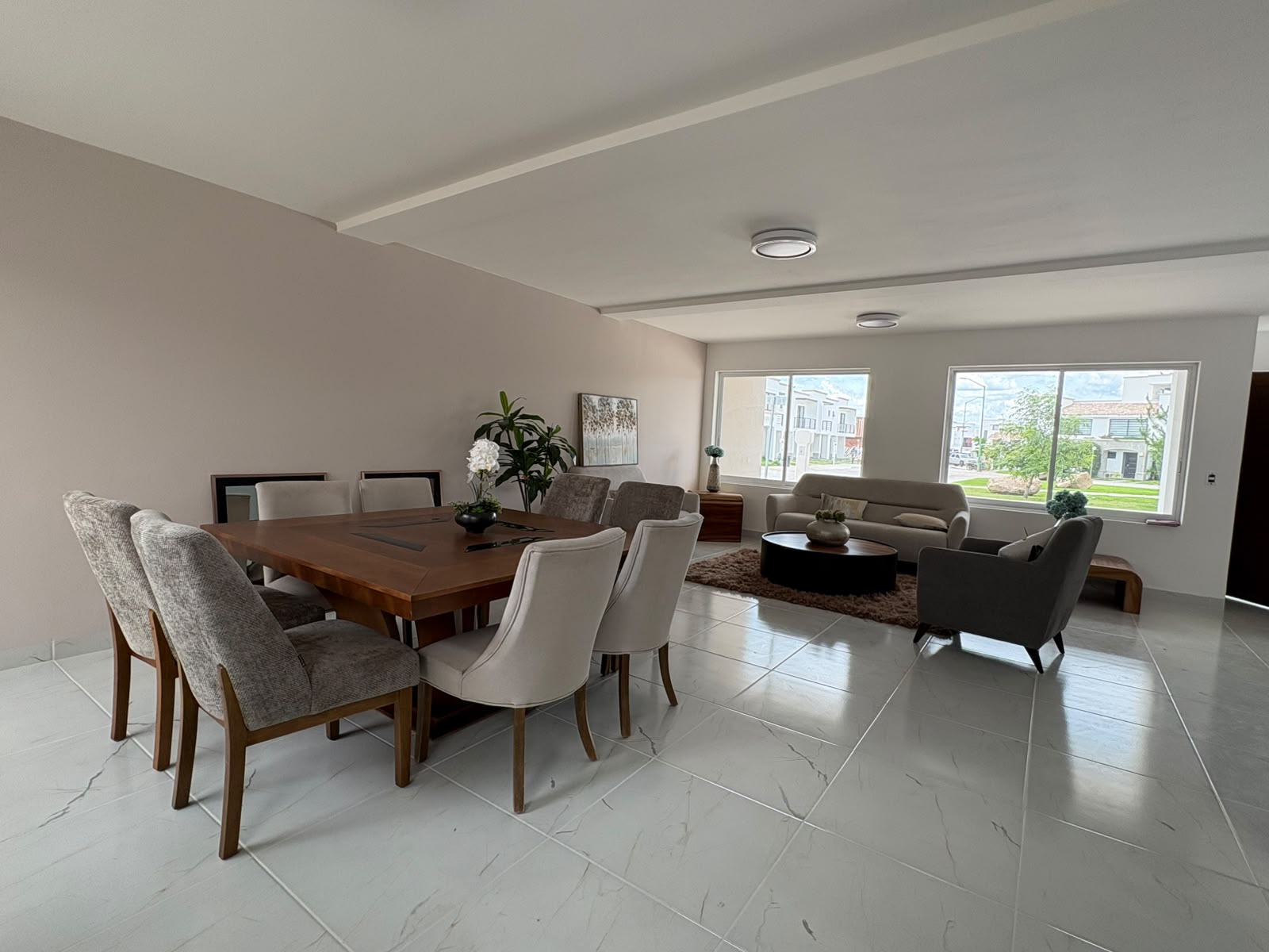 Comedor con vista al jardín