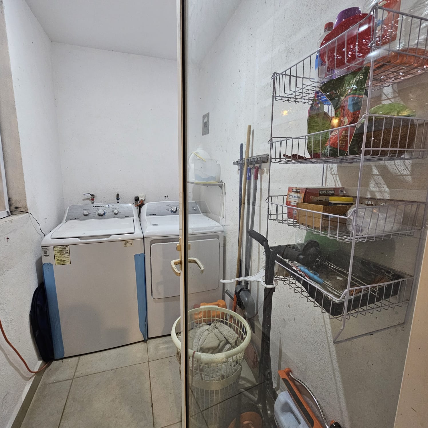 Cuarto de lavado independiente con espacio para lavadora y secadora