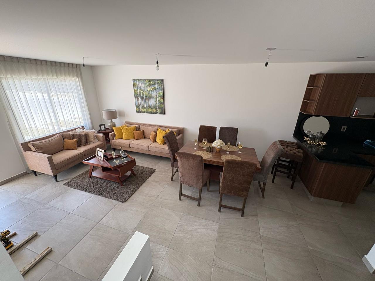 Sala y comedor integrados con barra de granito