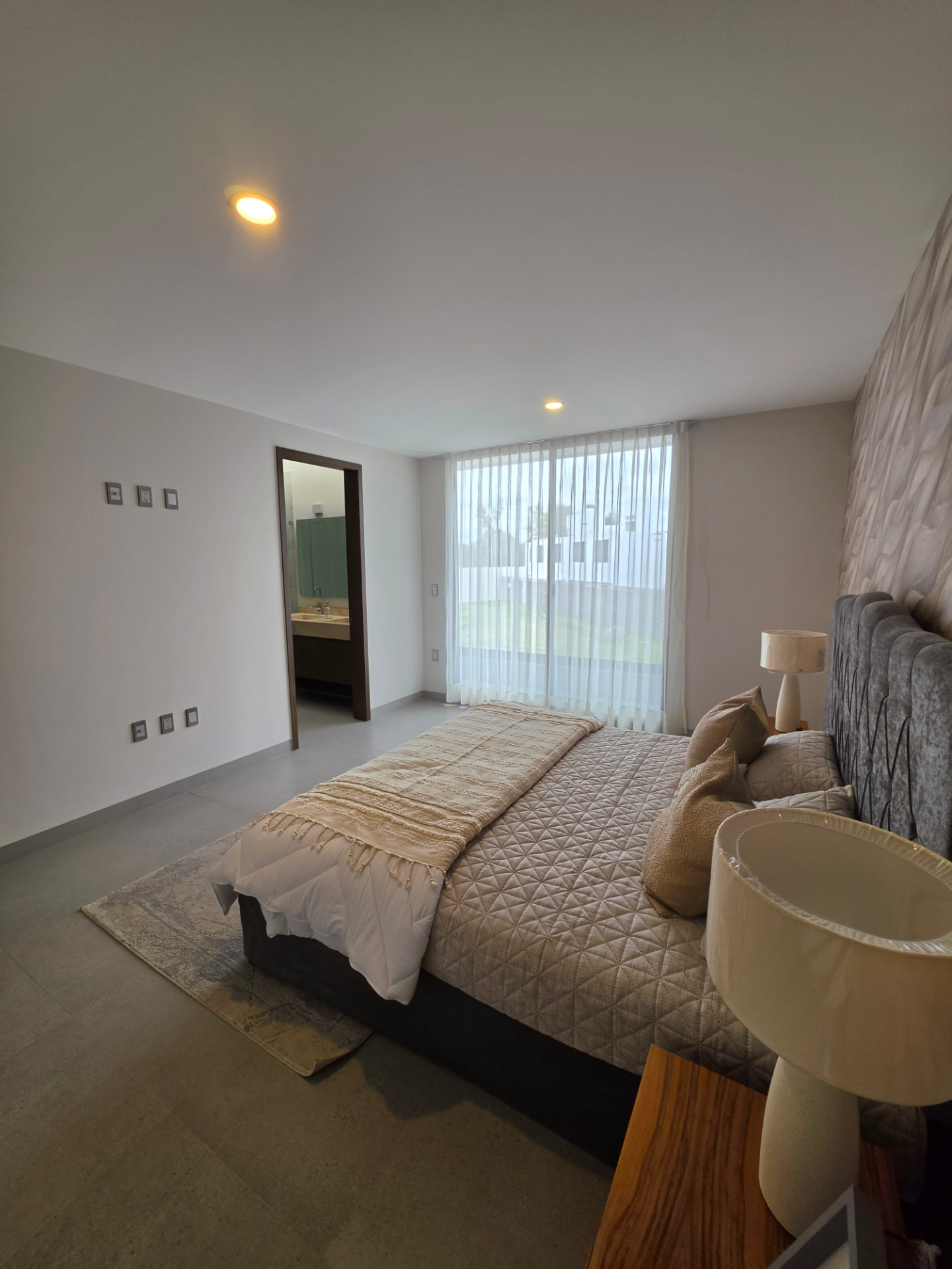 Recámara principal con baño propio y ventanal al jardín