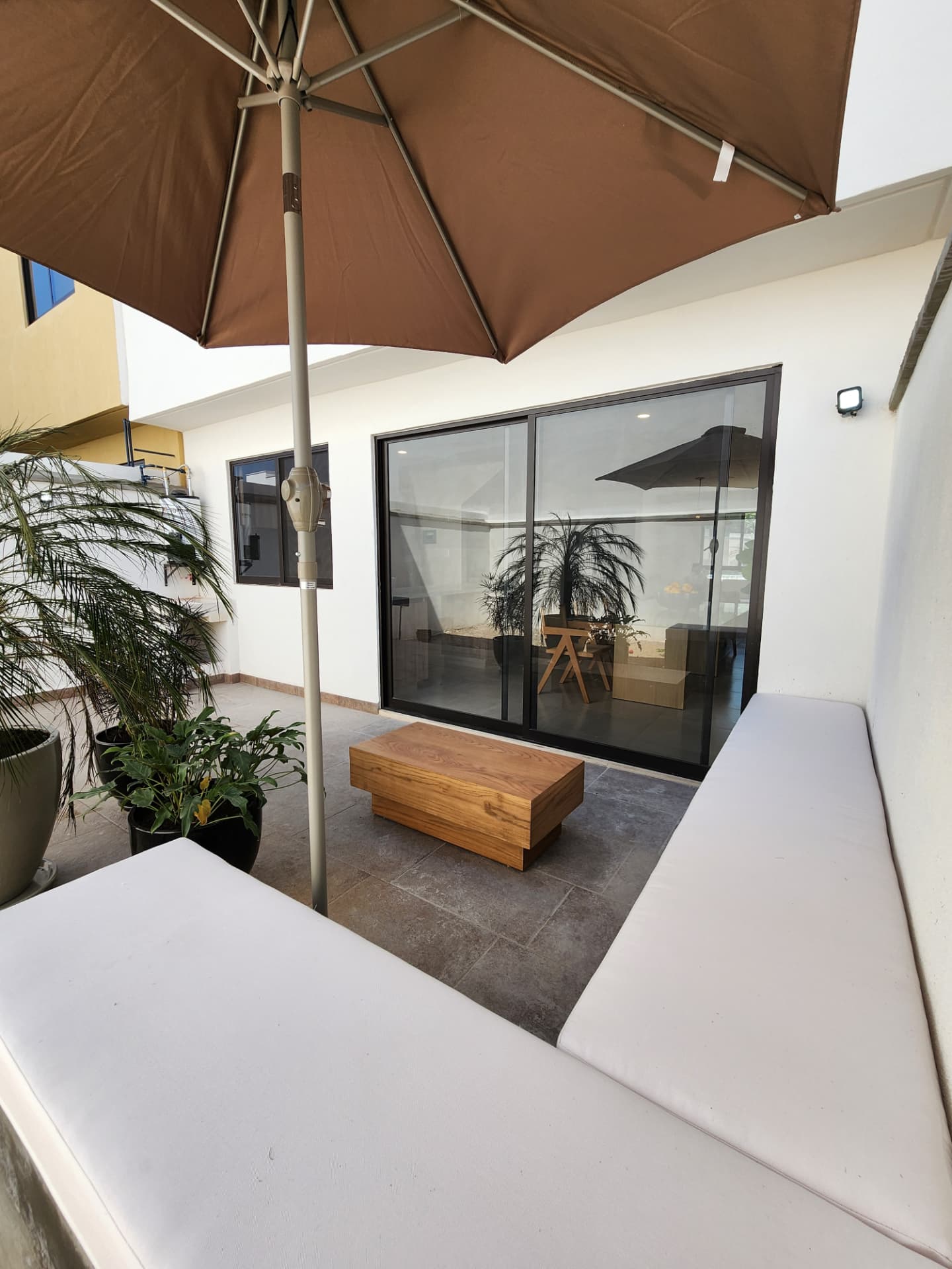 Patio / terraza con área de estar y acceso a la sala