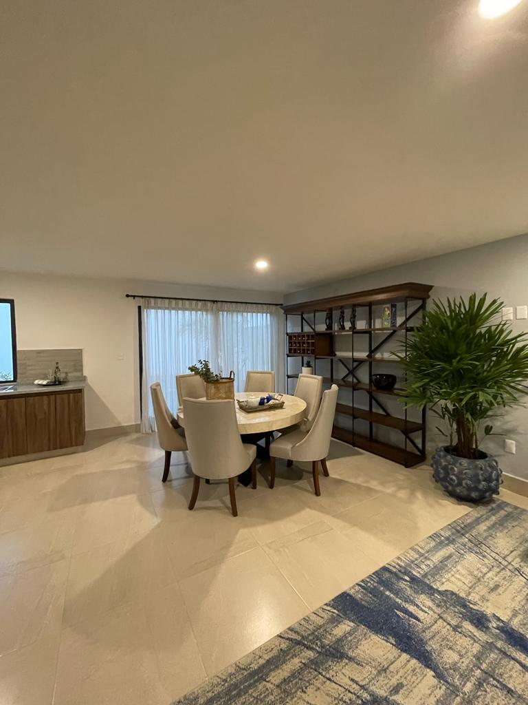 Comedor amplio con cocina integrada y salida al jardín