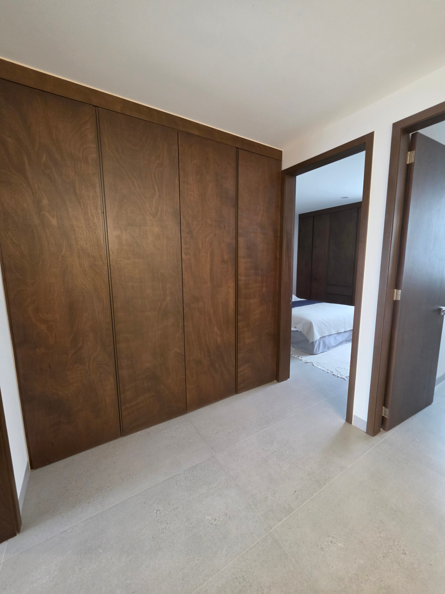Pasillo con closet de blancos y acceso a recámaras