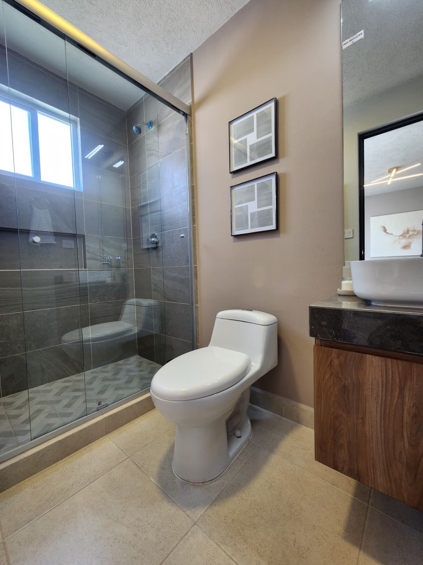 Baño completo con regadera de cristal templado y cubierta de mármol