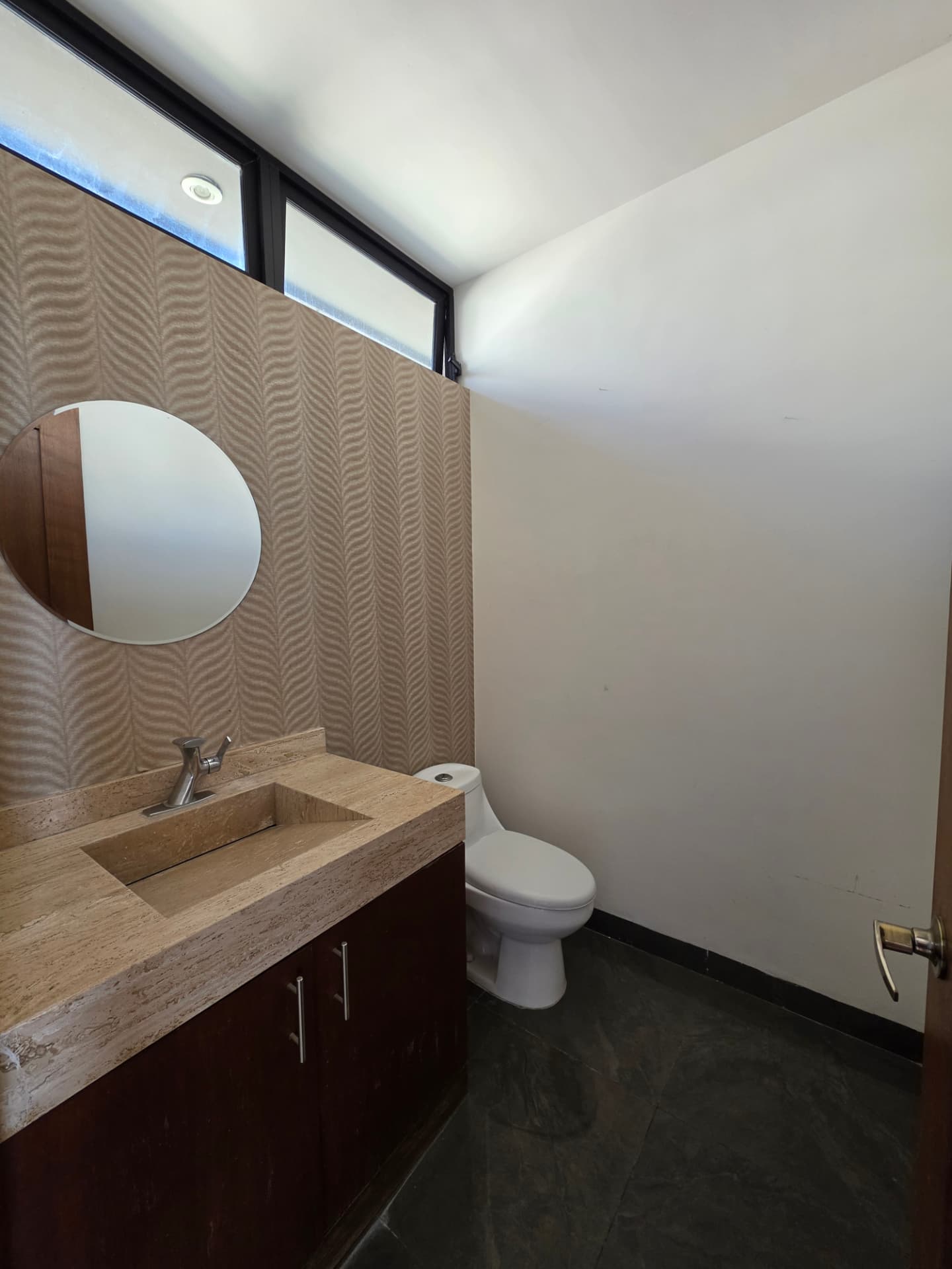 Medio baño de visitas