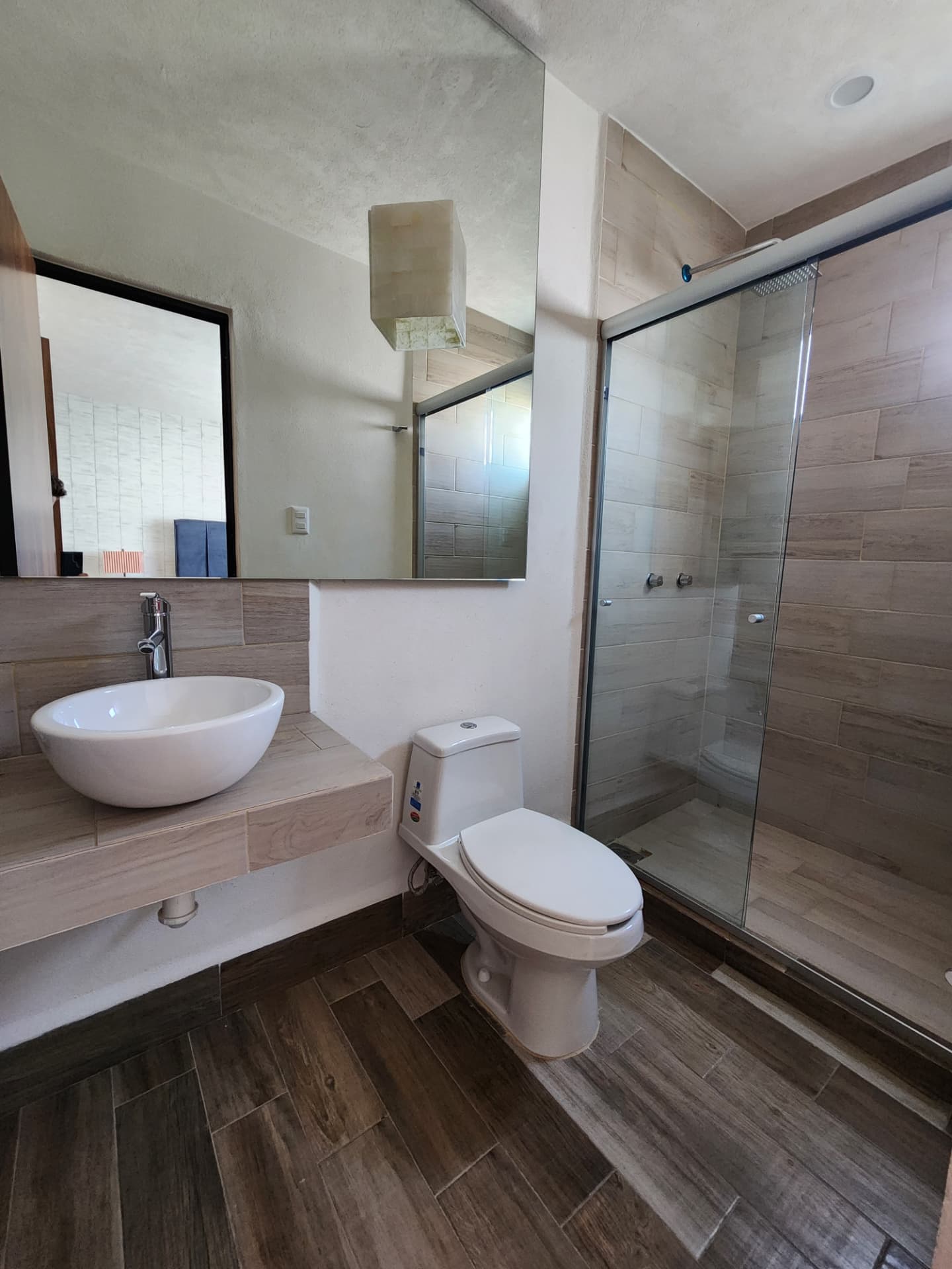 Baño completo con regadera de cristal