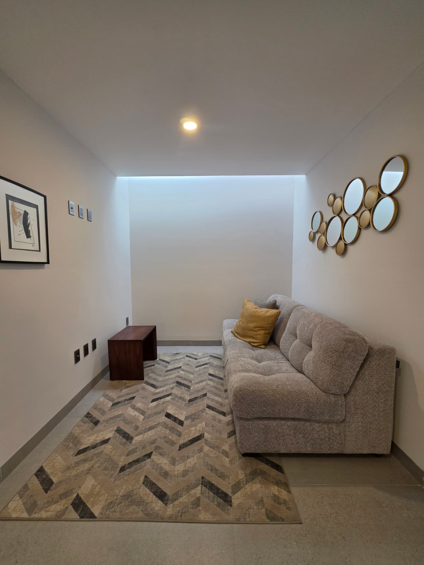 Sala de TV en planta alta con iluminación indirecta