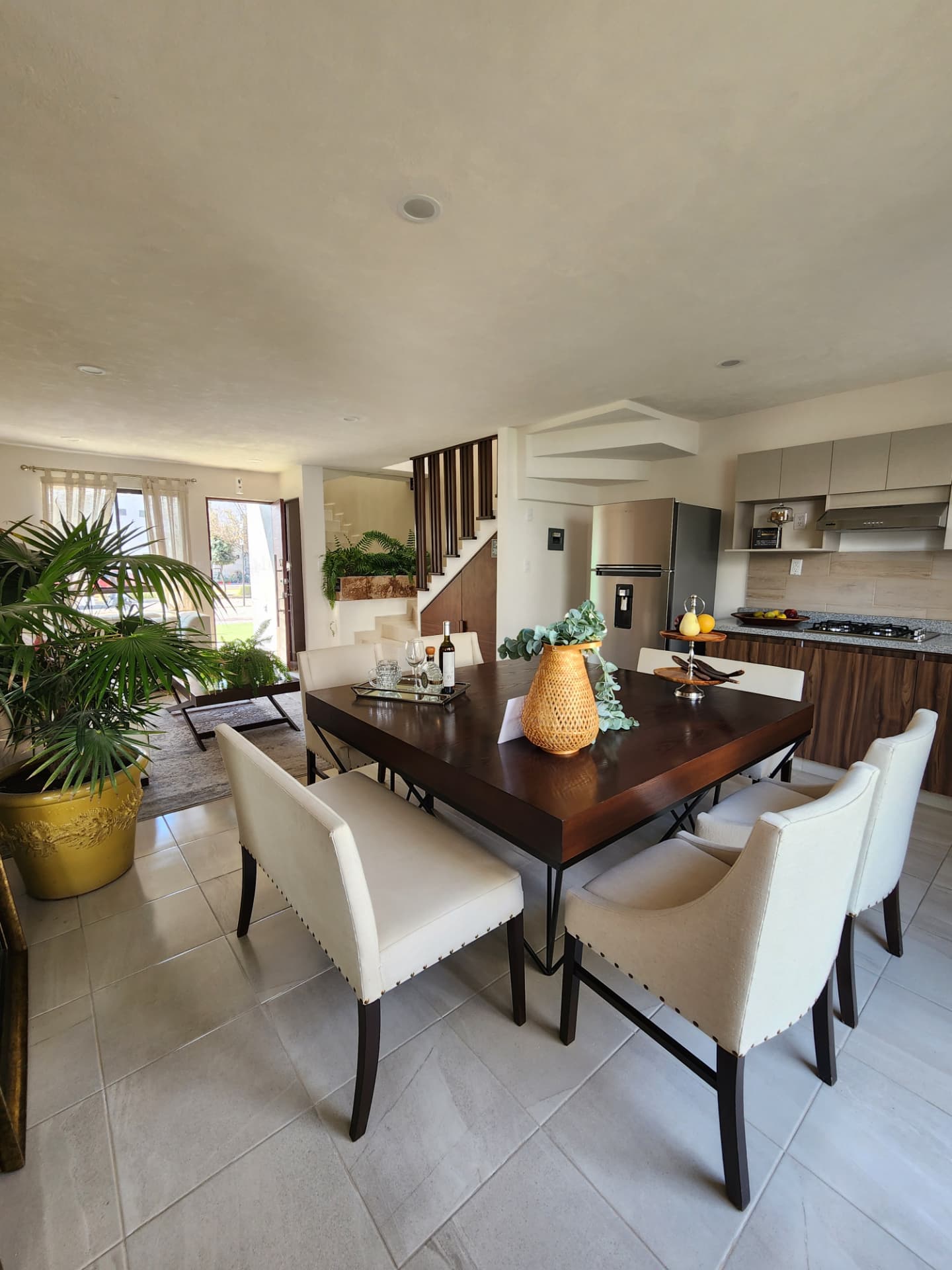 Comedor con vista a la escalera y cocina