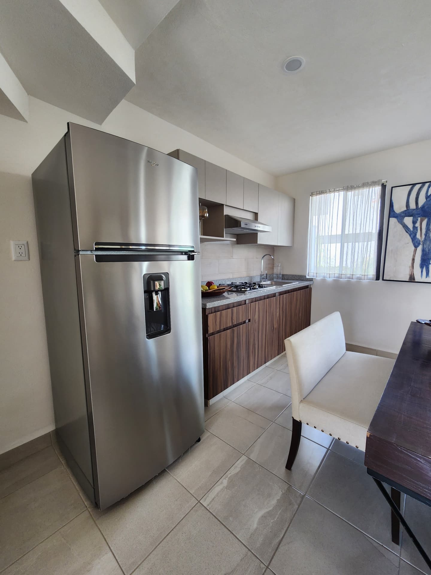 Cocina equipada con refrigerador incluido