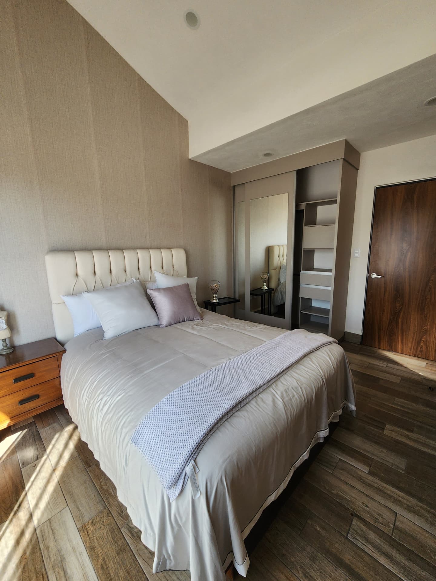 Recámara principal con closet de puertas espejo