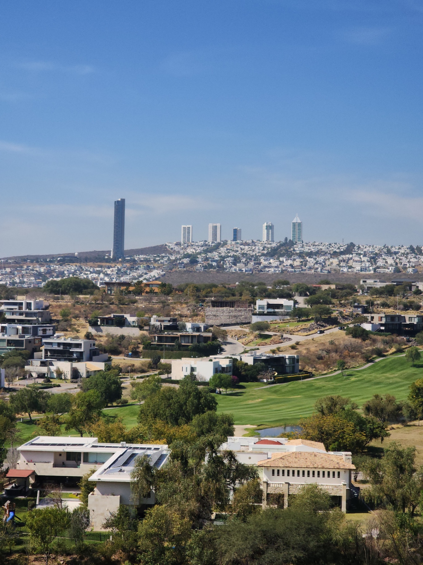 Vista lejana de la ciudad y residencias