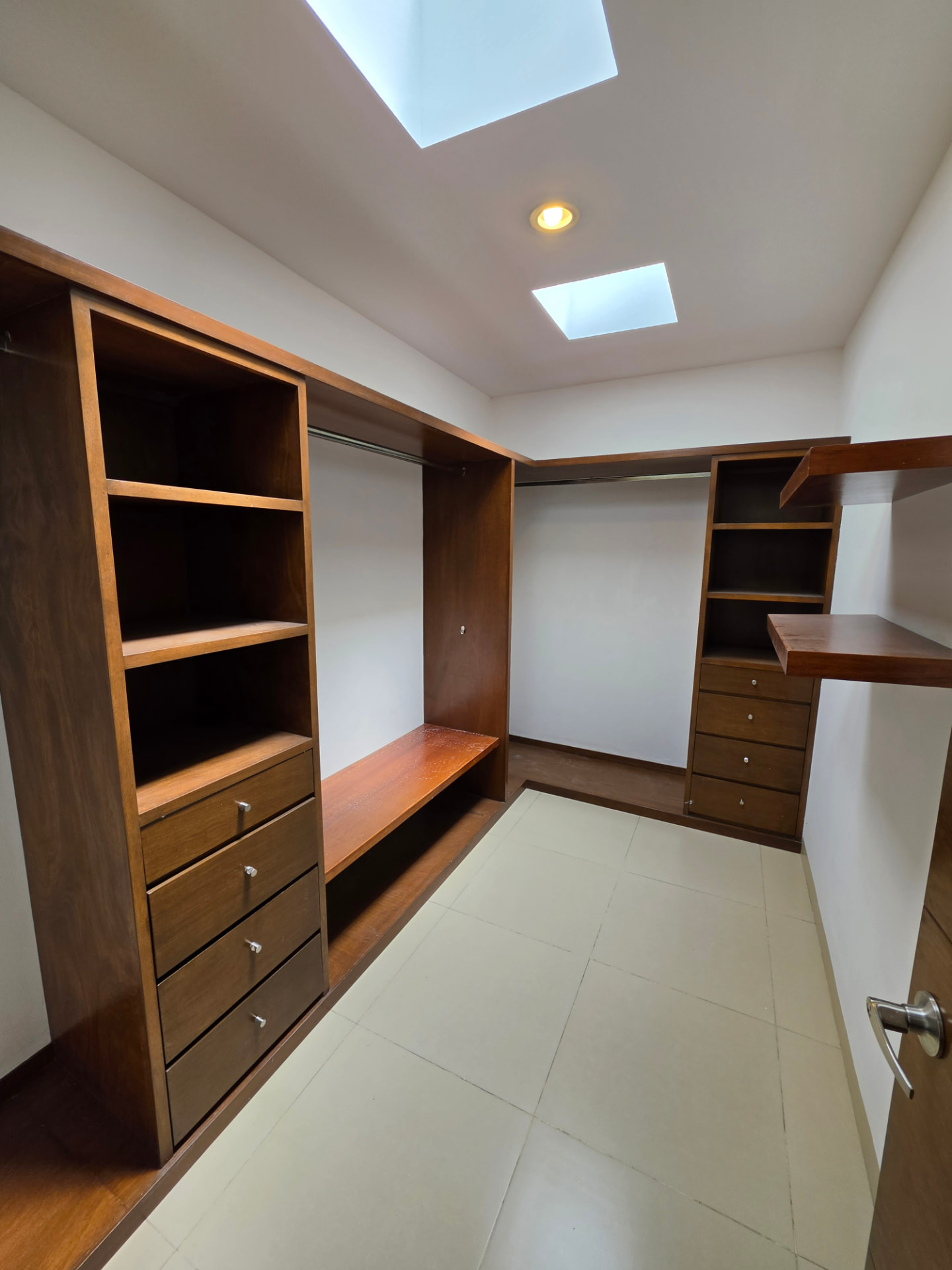 Vestidor con cajonería y tragaluz