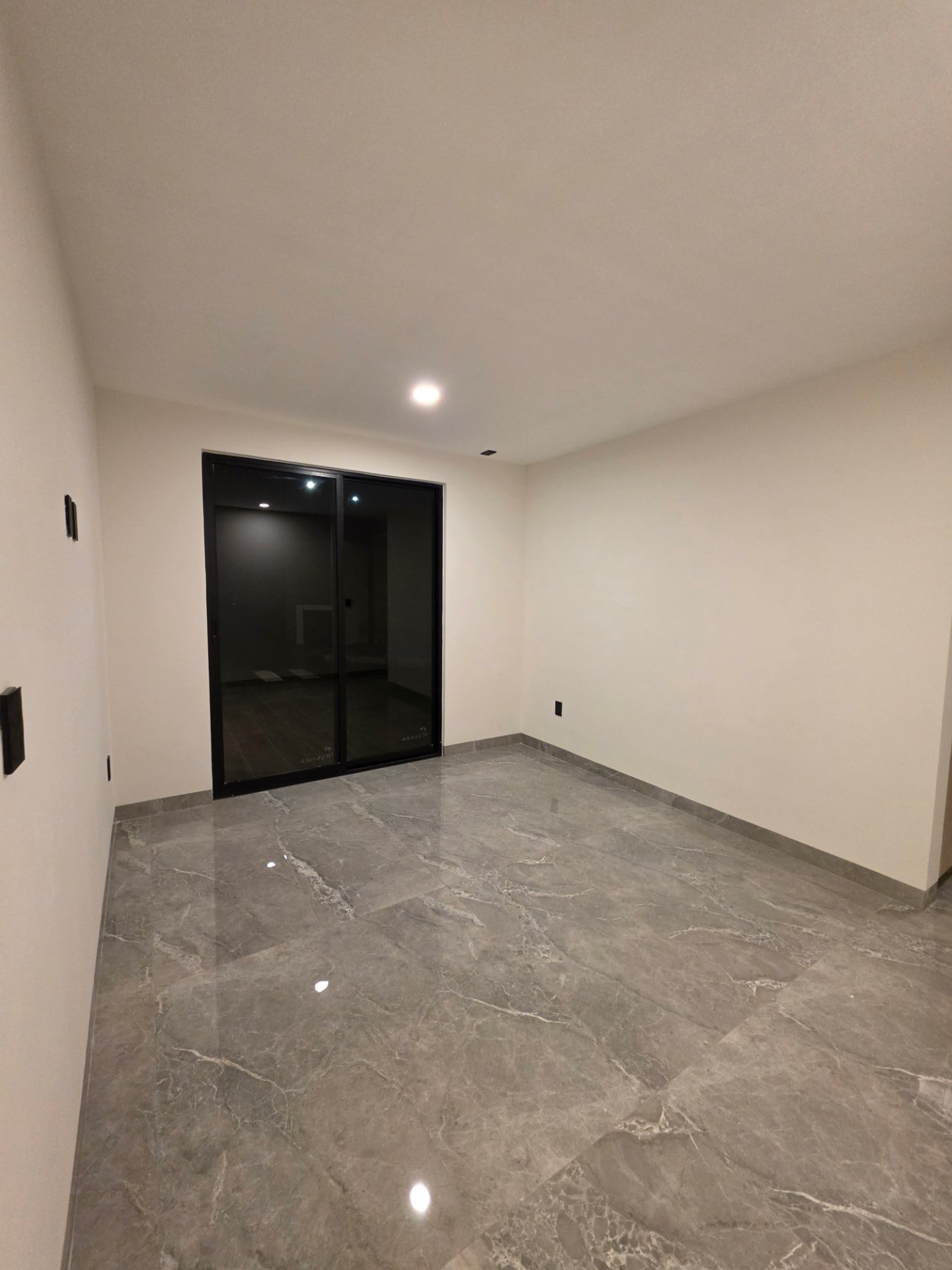 Recámara con ventanal corredizo hacia el patio