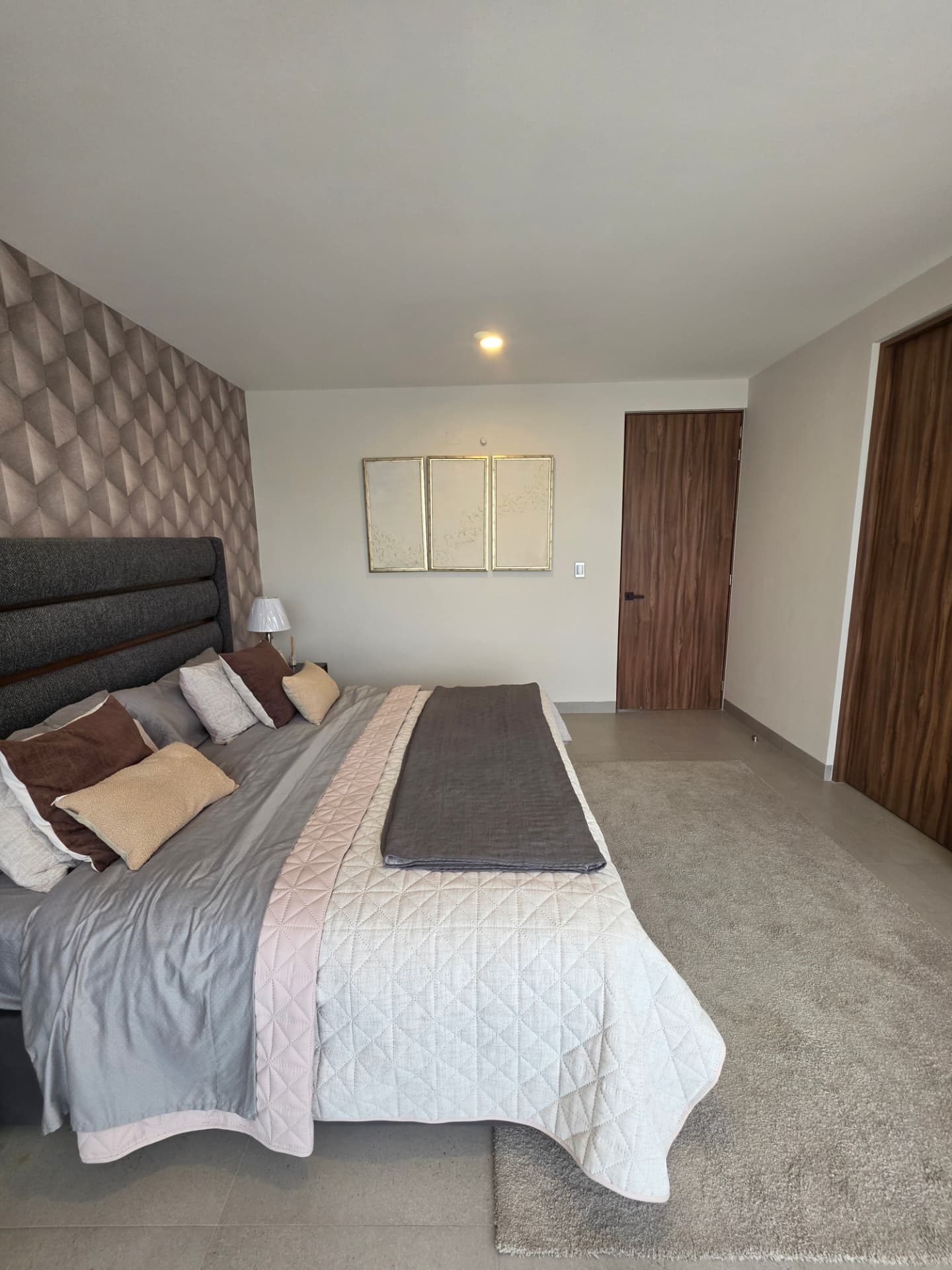 Recámara principal con acceso a vestidor y baño