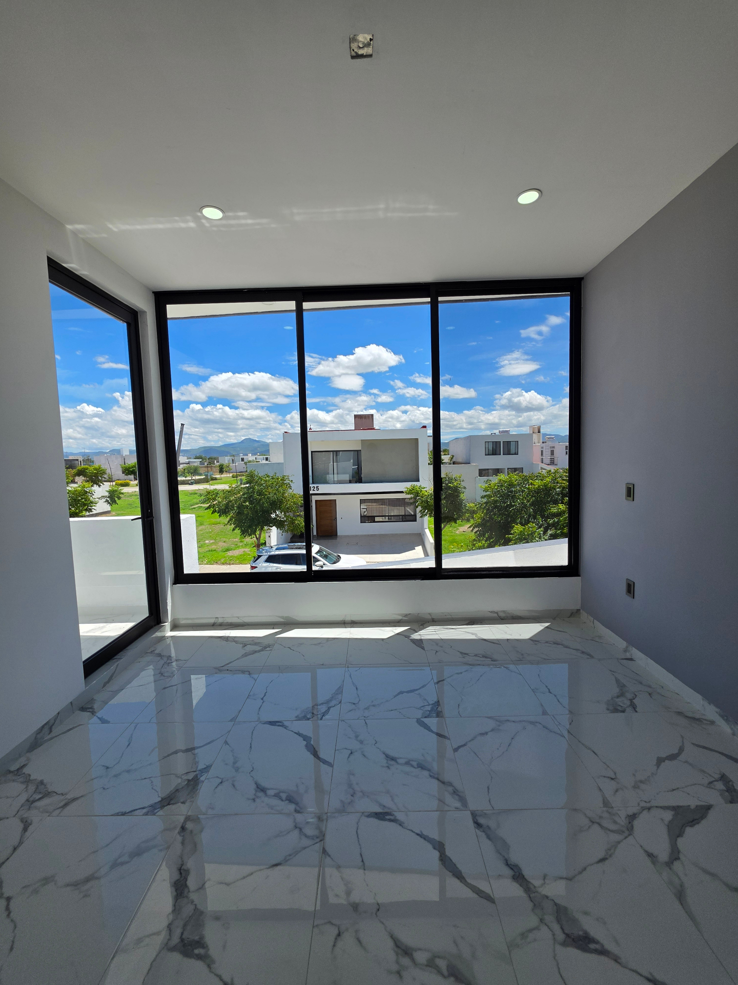 Habitación iluminada con vista panorámica al exterior
