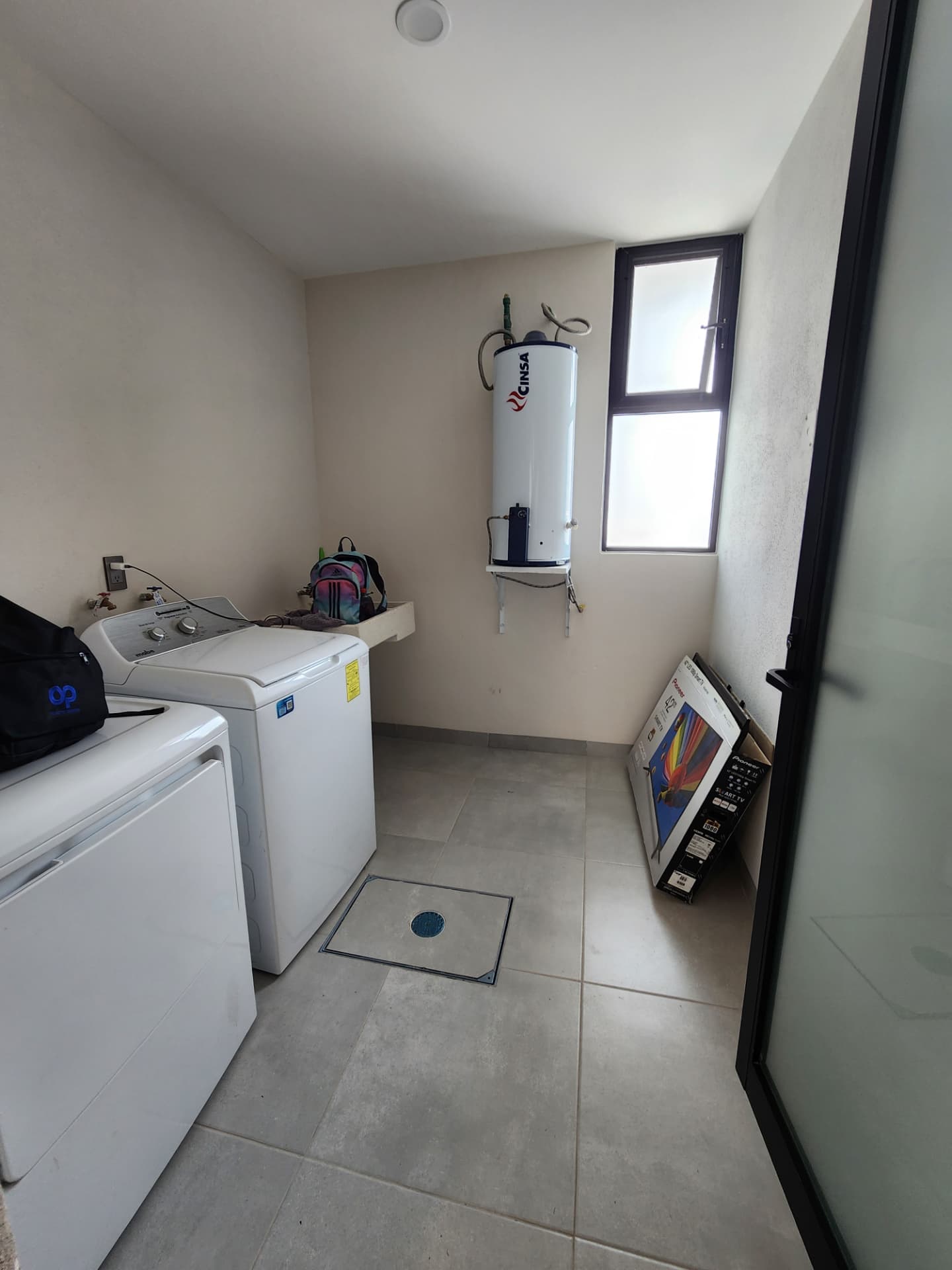 Cuarto de lavado con boiler y área de servicio