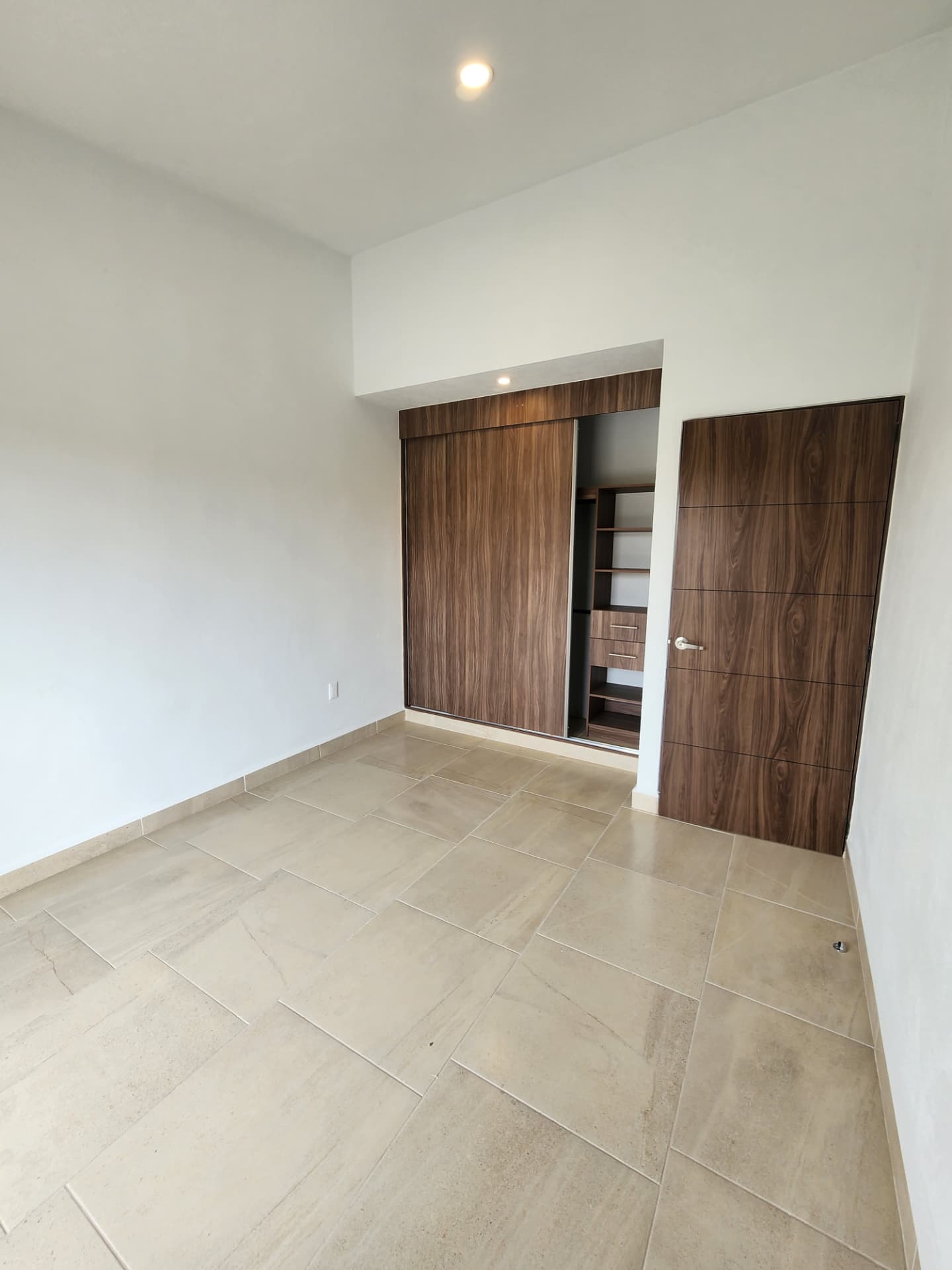 Recámara principal con vestidor y entrepaños