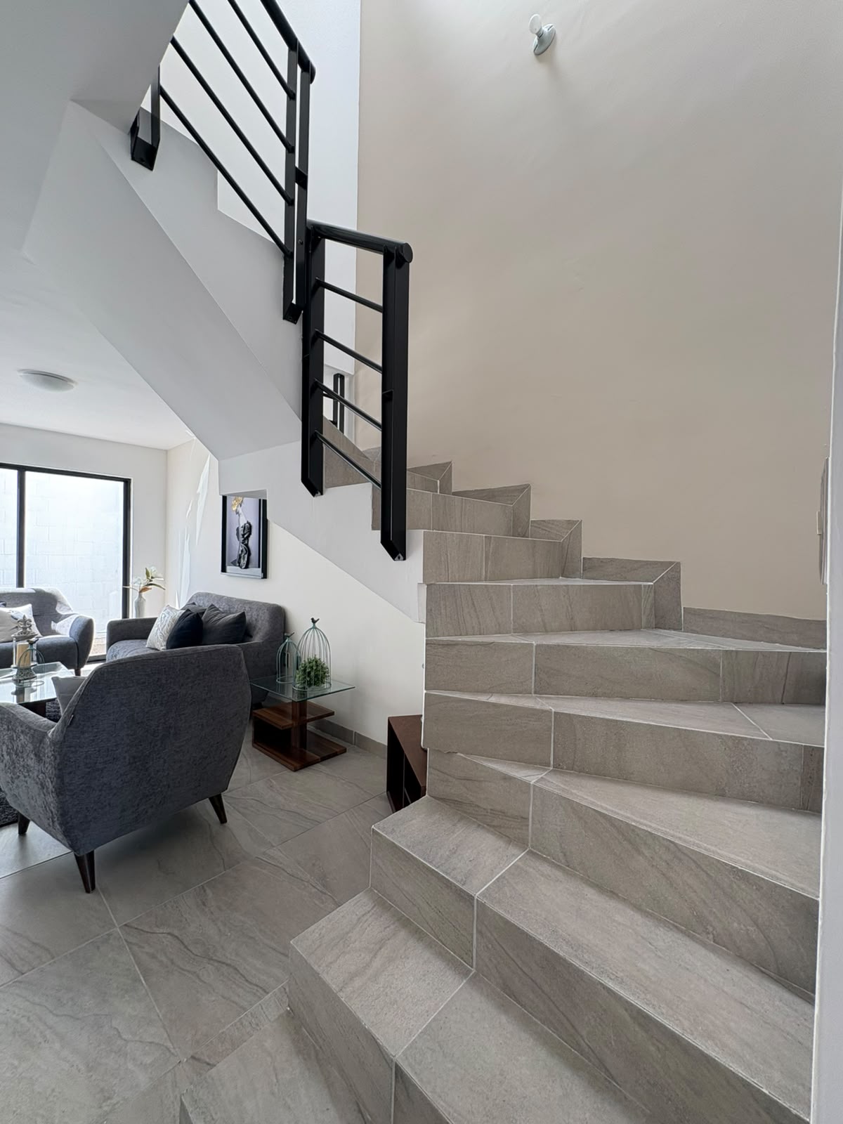 Escalera con vista a la sala