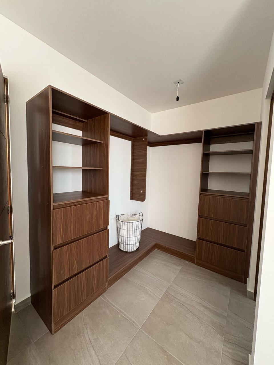 Segundo vestidor amplio en madera