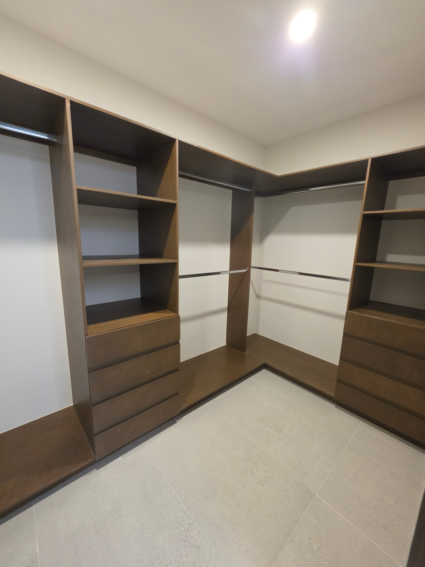 Vestidor amplio con cajonera y entrepaños de madera