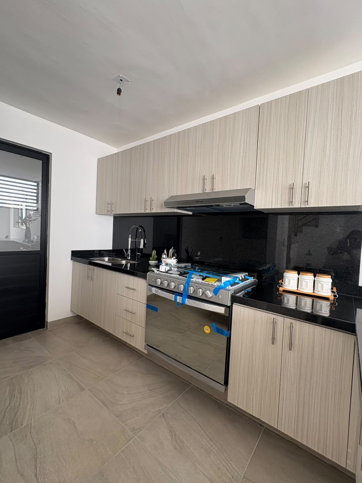 Cocina con cubierta de granito y estufa empotrada