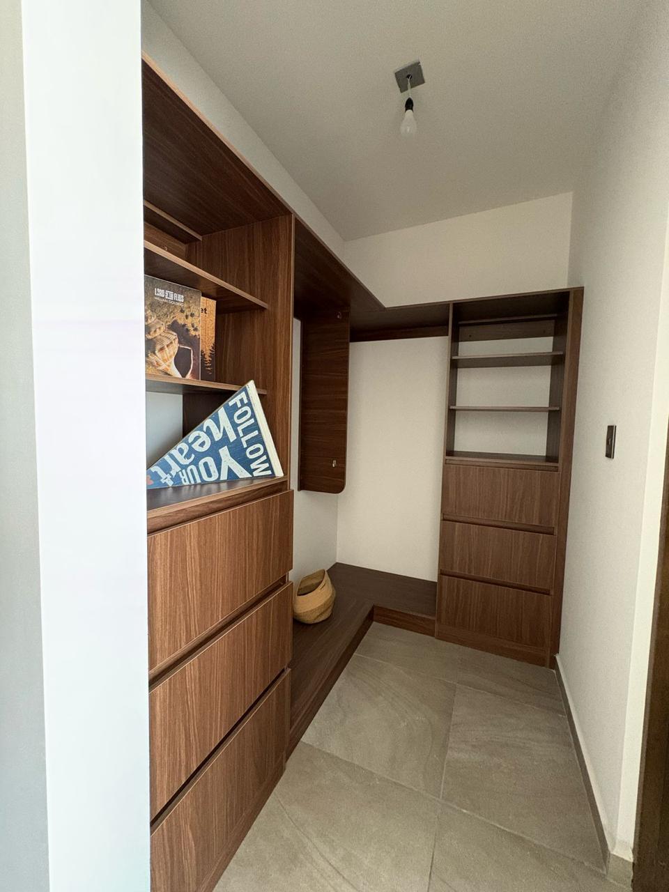 Vestidor con cajonería y repisas en madera