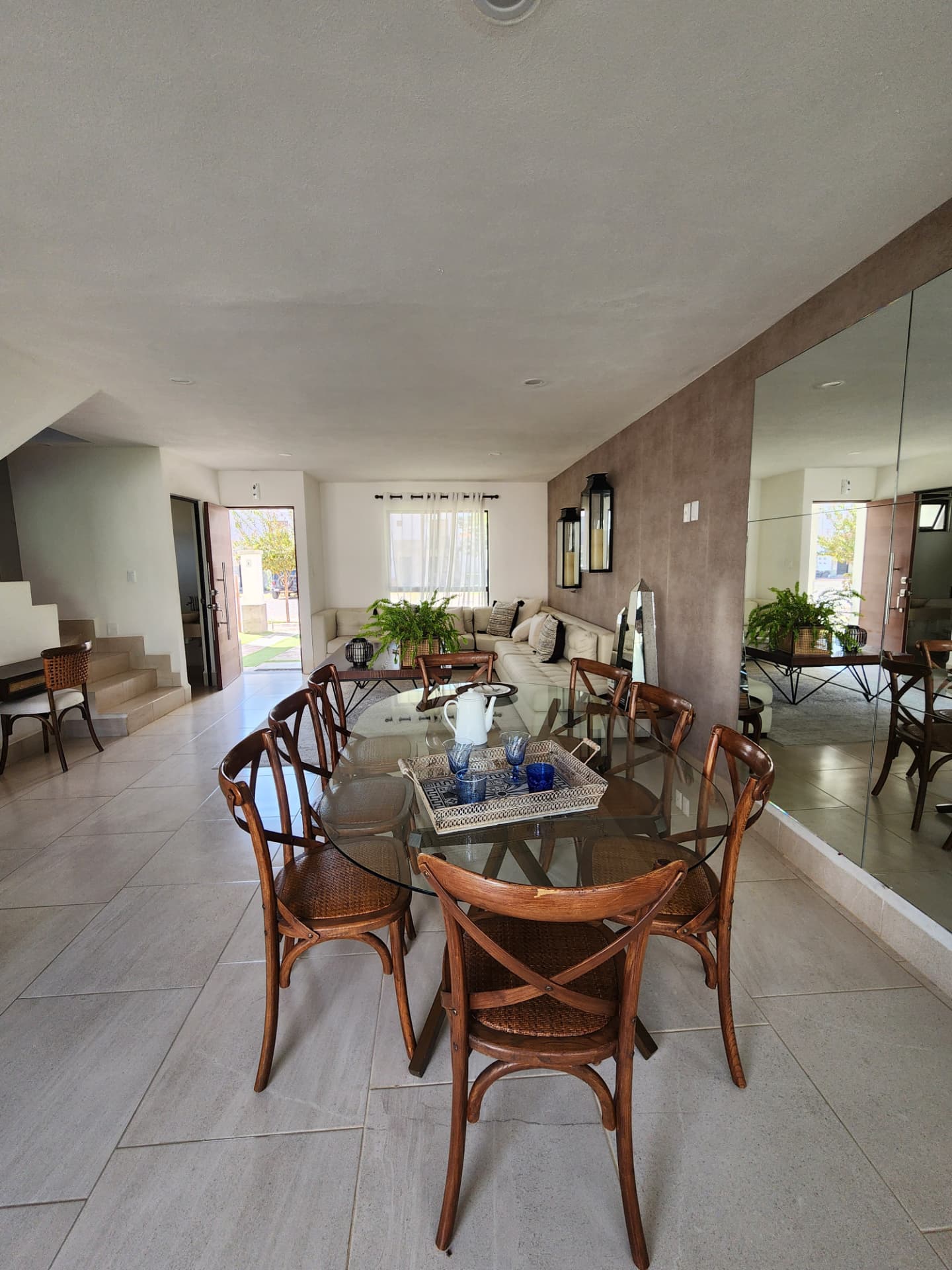 Estancia con acceso principal y escalera