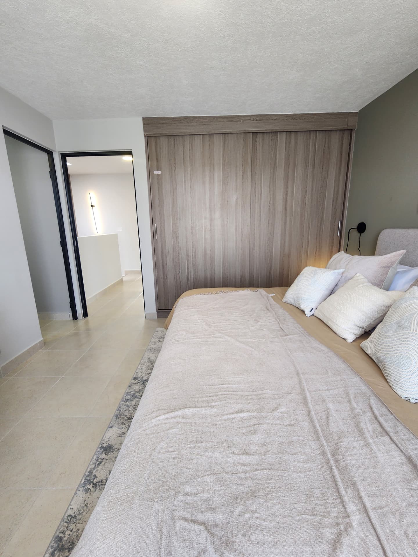 Recámara con closet de piso a techo y acceso al distribuidor