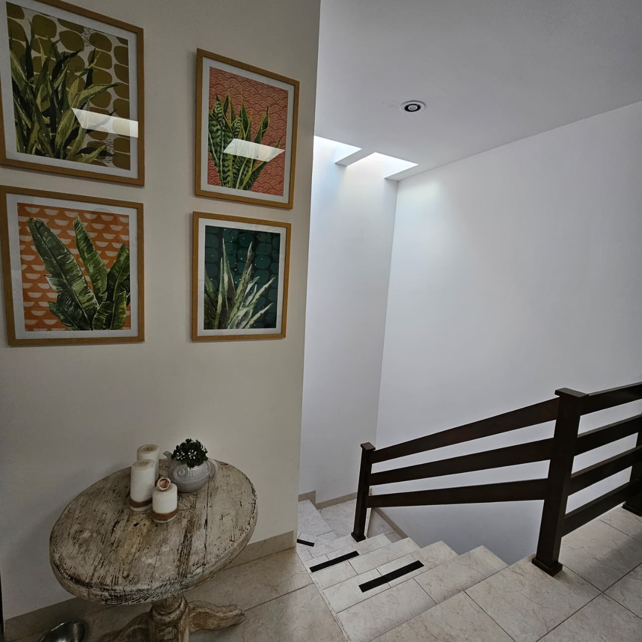 Escalera con barandal de madera y tragaluz cenital